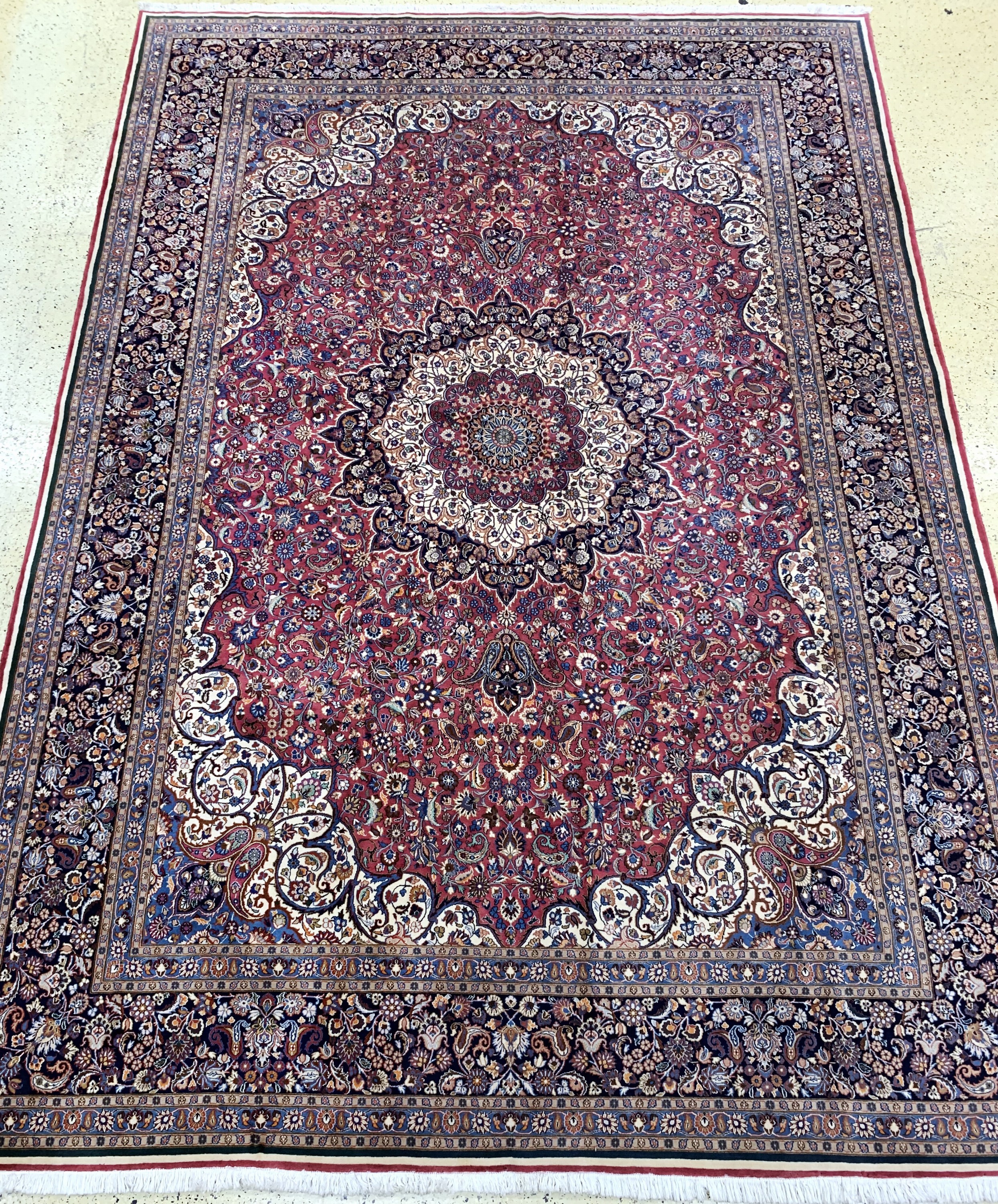 Mesched fein, Persien, Ende 20.Jhd, Korkwolle mit Seide, ca. 500 x 350 cm, Mottenfraß an den Rändern, EHZ: 2