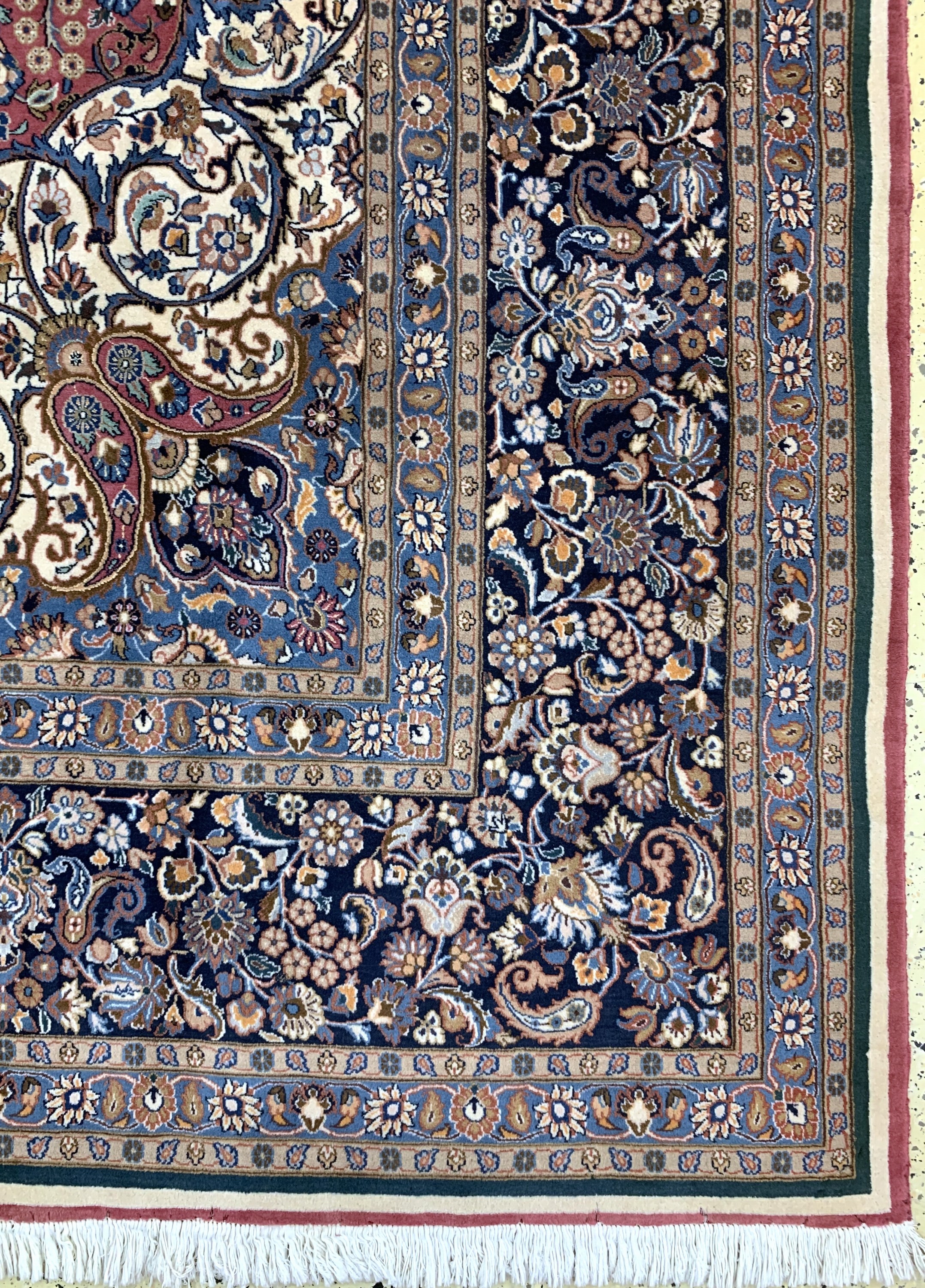 Detail a: Mesched fein, Persien, Ende 20.Jhd, Korkwolle mit Seide, ca. 500 x 350 cm, Mottenfraß an den Rändern, EHZ: 2