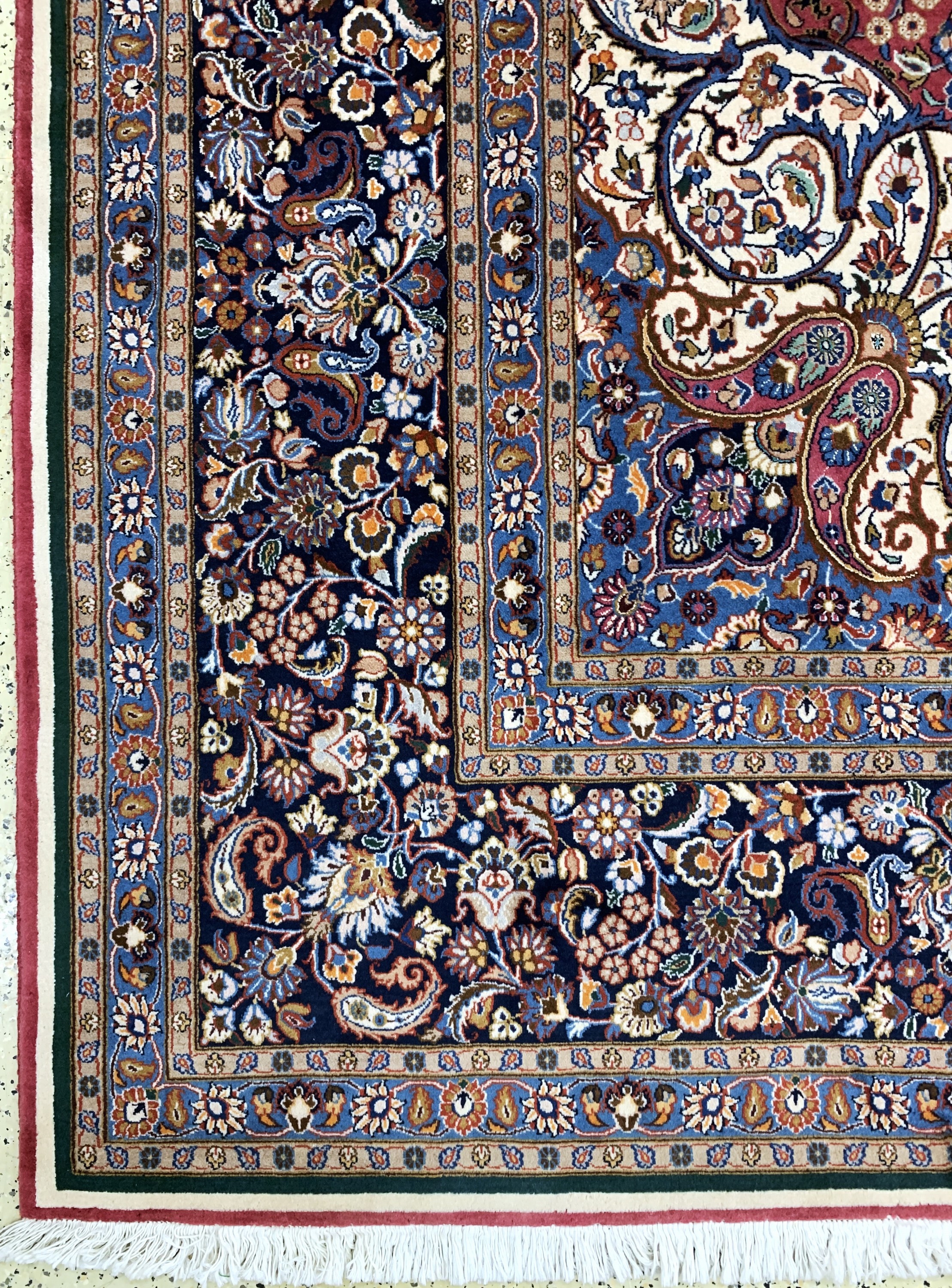 Detail b: Mesched fein, Persien, Ende 20.Jhd, Korkwolle mit Seide, ca. 500 x 350 cm, Mottenfraß an den Rändern, EHZ: 2