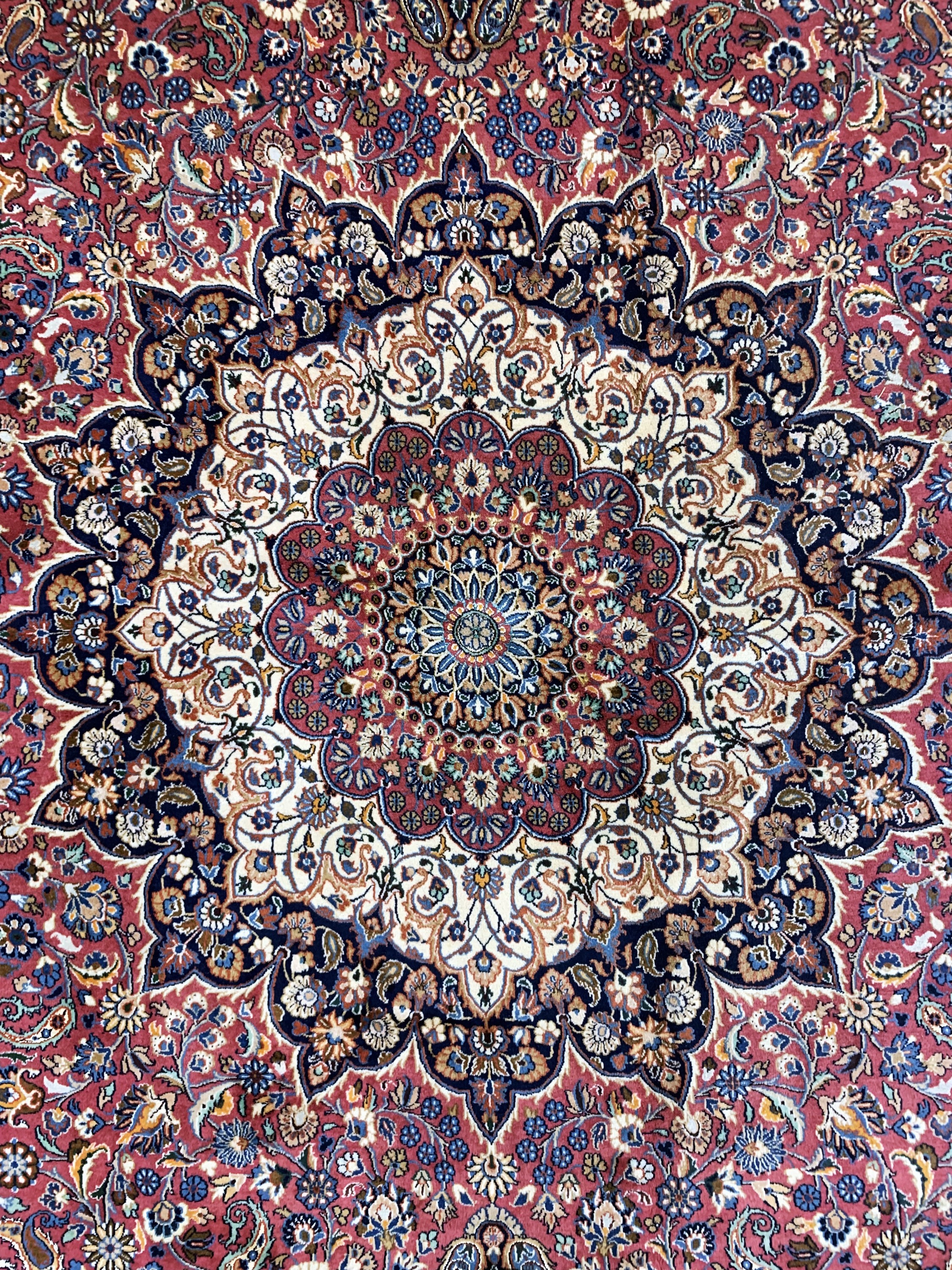 Detail d: Mesched fein, Persien, Ende 20.Jhd, Korkwolle mit Seide, ca. 500 x 350 cm, Mottenfraß an den Rändern, EHZ: 2