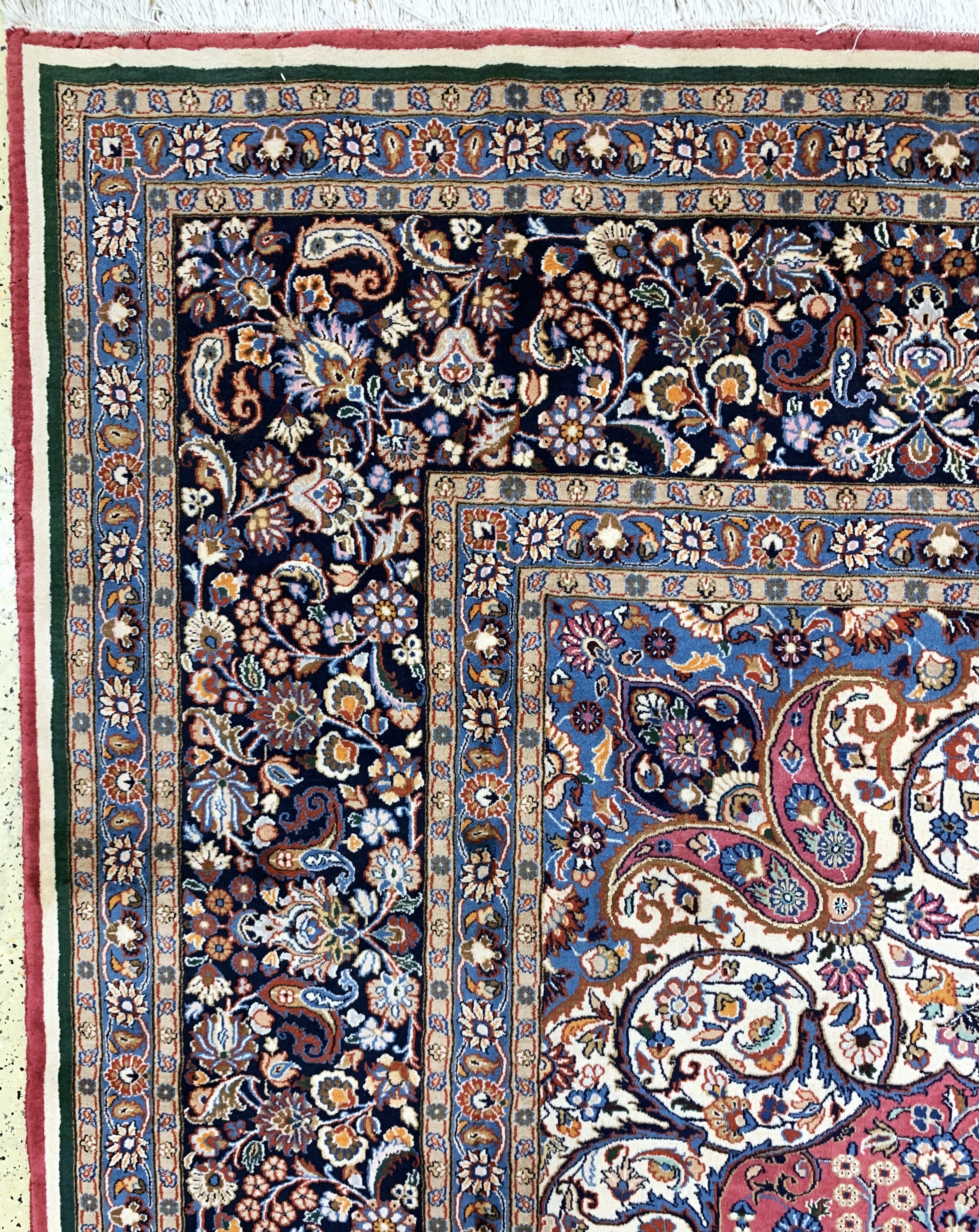 Detail e: Mesched fein, Persien, Ende 20.Jhd, Korkwolle mit Seide, ca. 500 x 350 cm, Mottenfraß an den Rändern, EHZ: 2