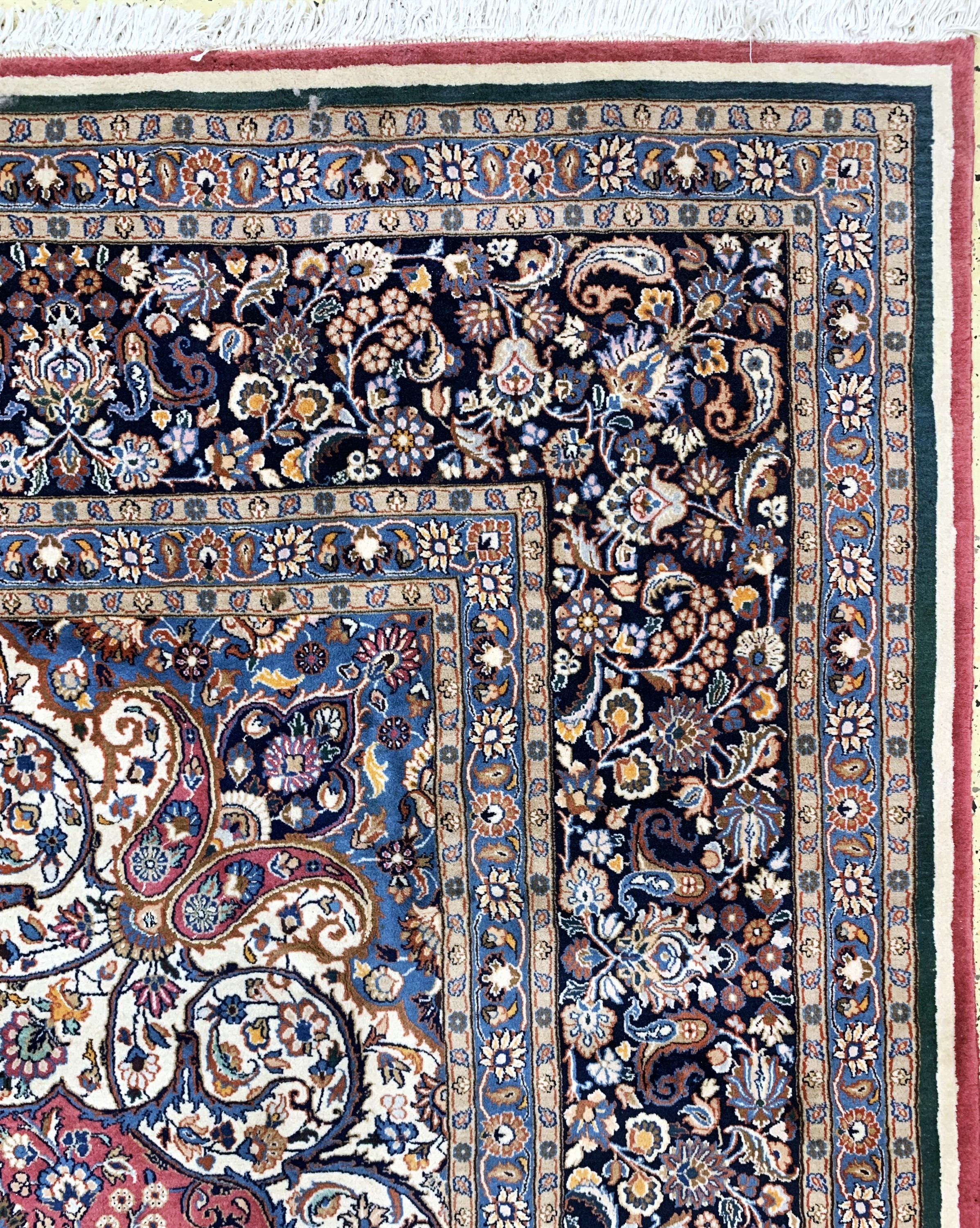 Detail g: Mesched fein, Persien, Ende 20.Jhd, Korkwolle mit Seide, ca. 500 x 350 cm, Mottenfraß an den Rändern, EHZ: 2