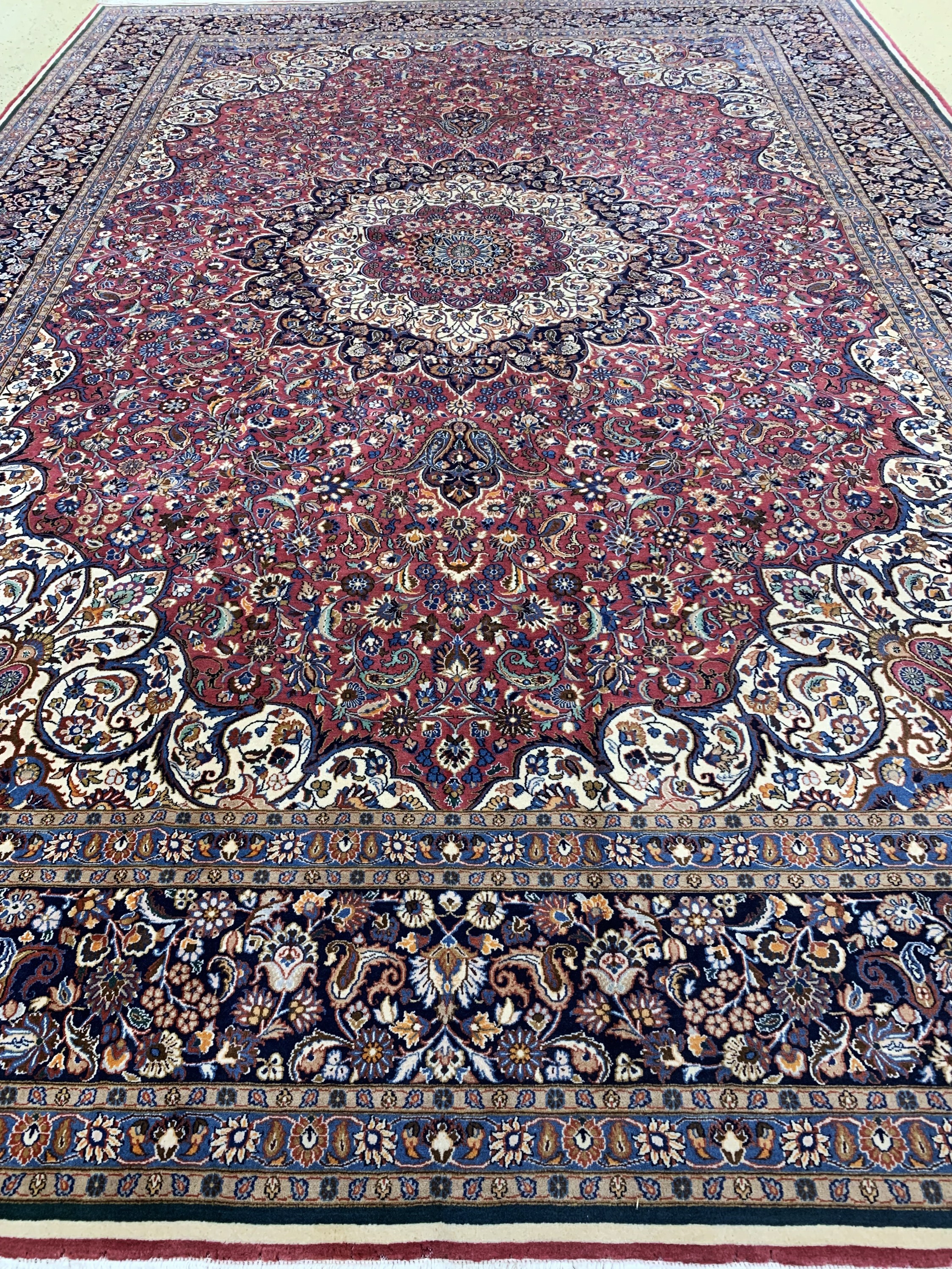 Detail h: Mesched fein, Persien, Ende 20.Jhd, Korkwolle mit Seide, ca. 500 x 350 cm, Mottenfraß an den Rändern, EHZ: 2