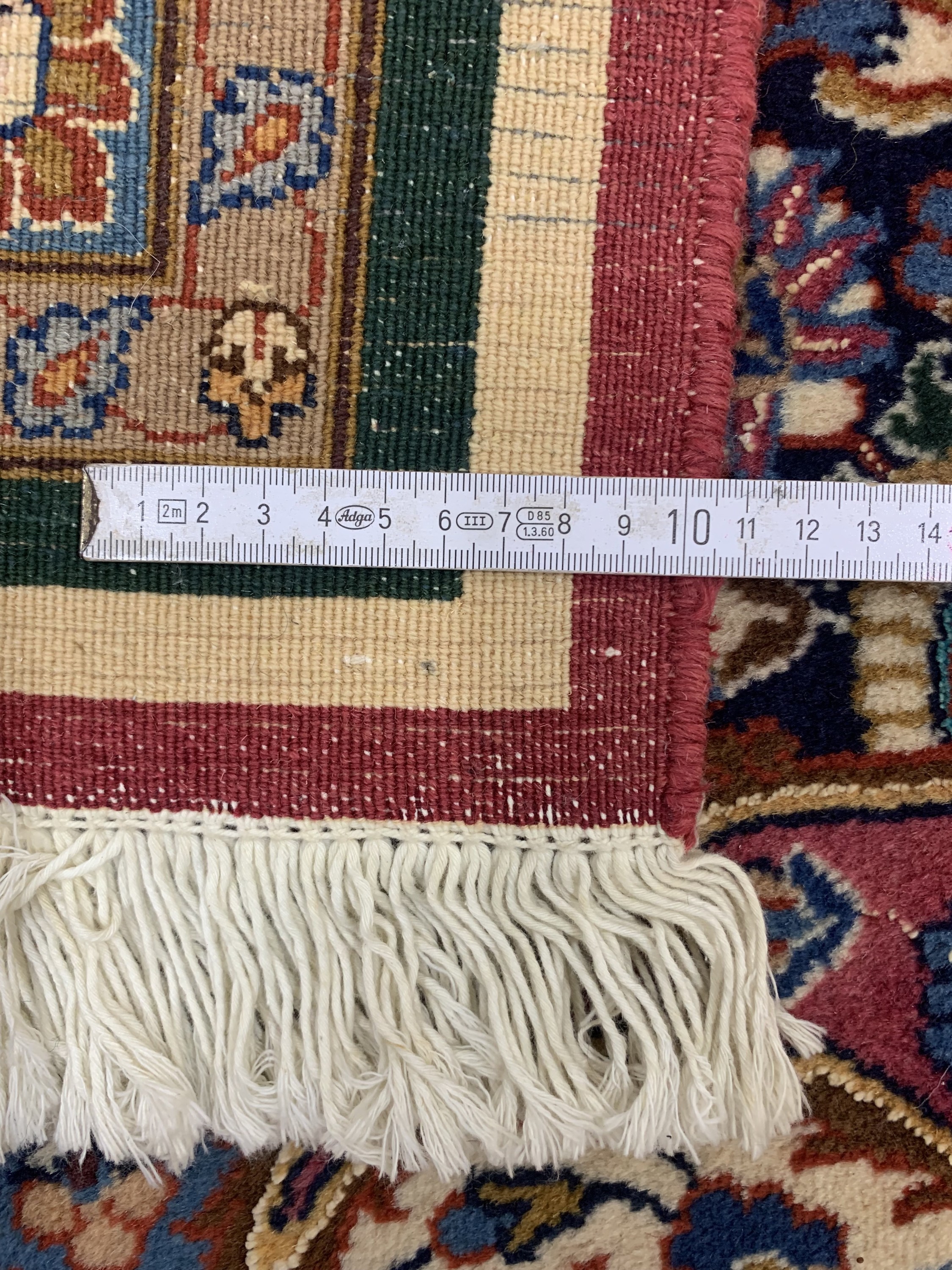 Detail i: Mesched fein, Persien, Ende 20.Jhd, Korkwolle mit Seide, ca. 500 x 350 cm, Mottenfraß an den Rändern, EHZ: 2