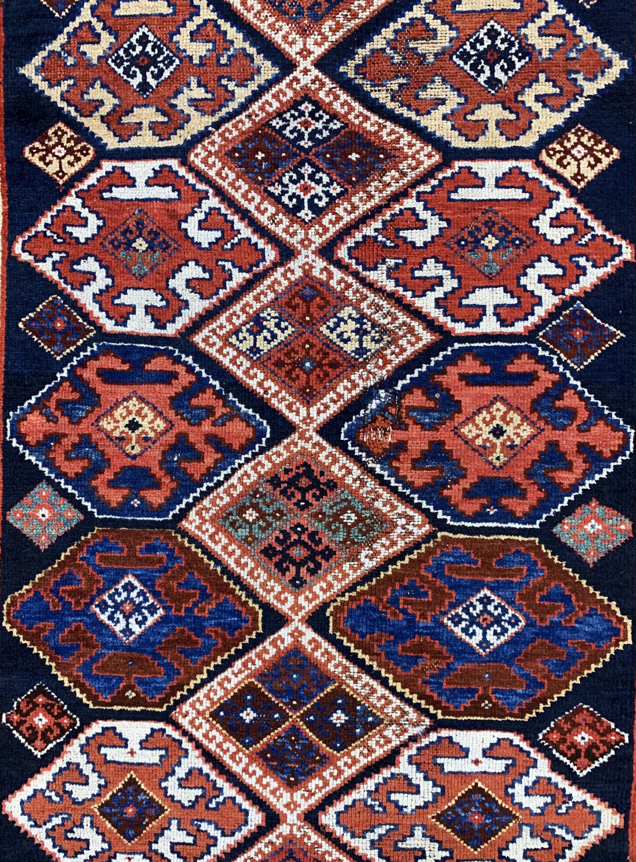Detail b: Antiker Shahsawan, Persien, um 1900, Wolle auf Wolle, ca. 220 x 135 cm, EHZ: 3-4, (kleine Restaurierungen).