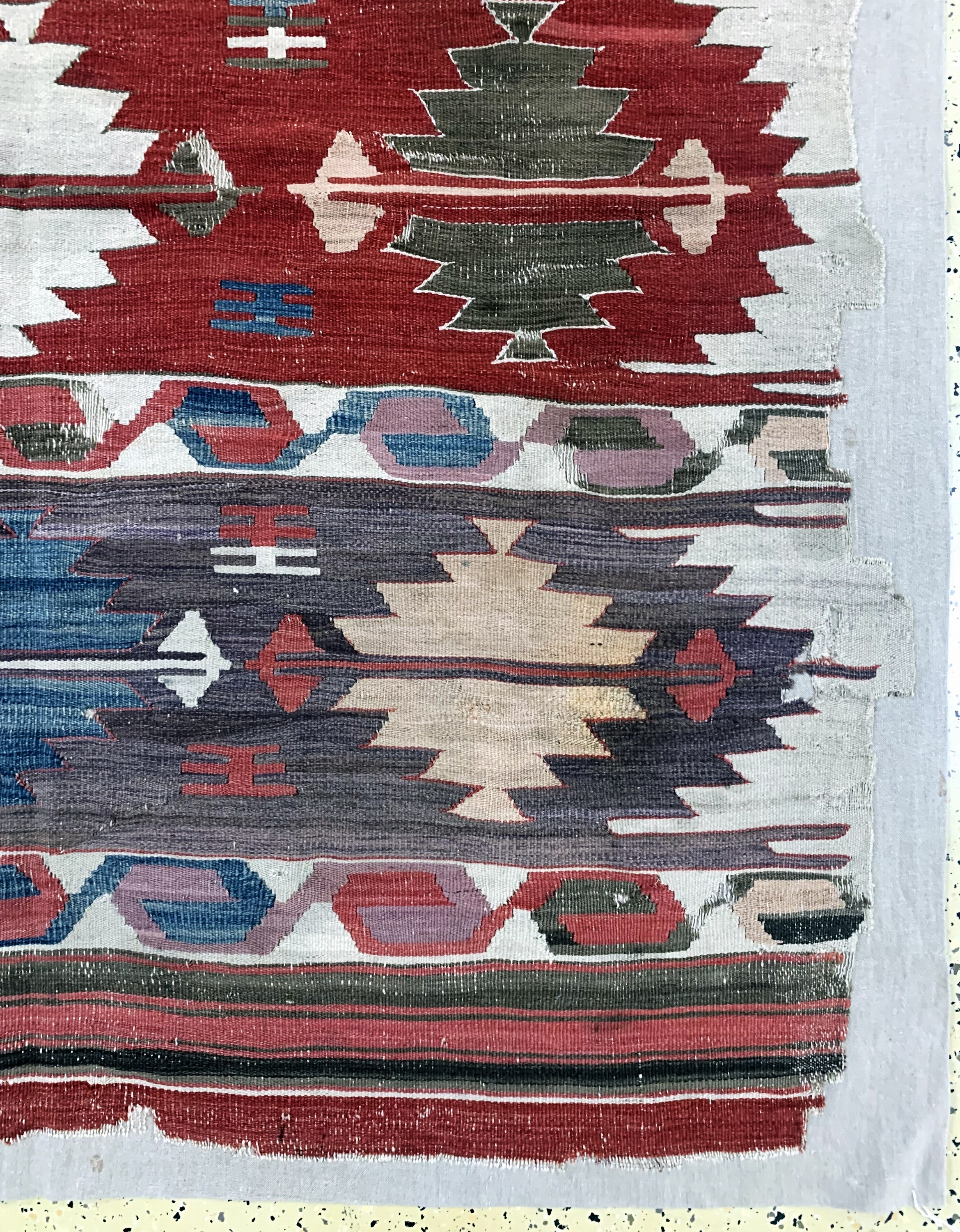 Detail a: Afyon Kelim antik, Türkei, 19.Jhd, Wolle auf Wolle, ca. 360 x 170 cm, EHZ: 4, (auf Stoff genäht)