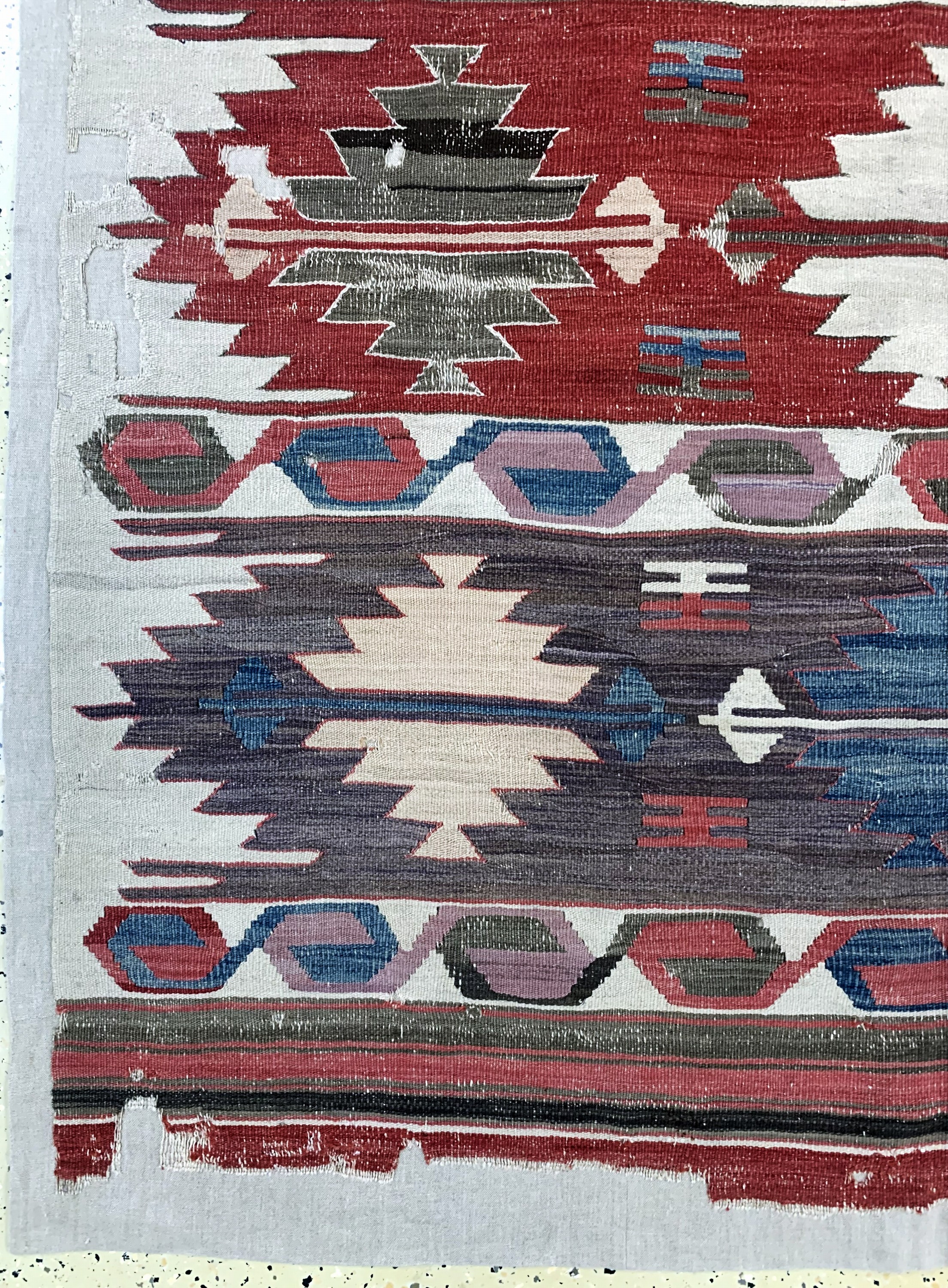 Detail b: Afyon Kelim antik, Türkei, 19.Jhd, Wolle auf Wolle, ca. 360 x 170 cm, EHZ: 4, (auf Stoff genäht)