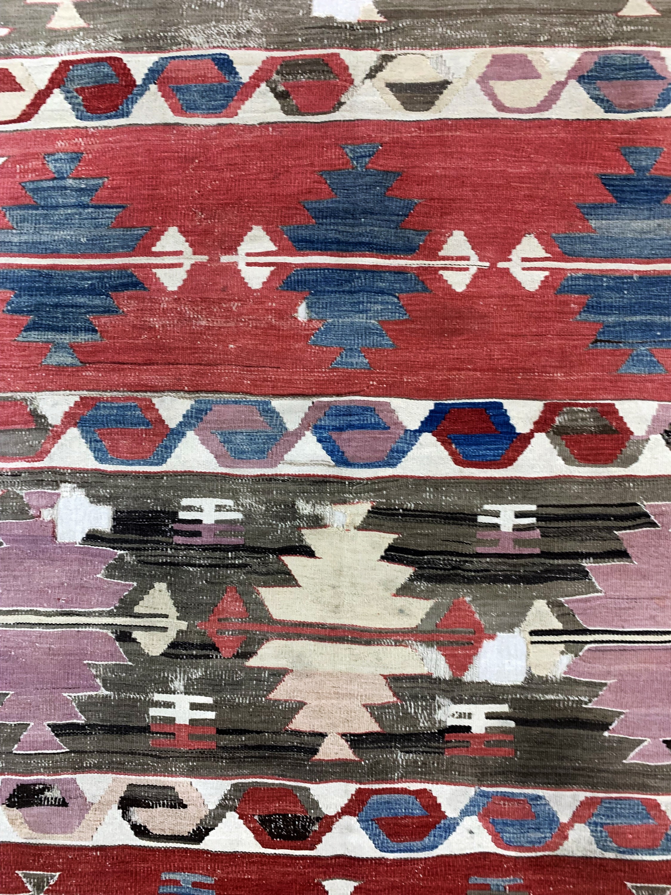 Detail c: Afyon Kelim antik, Türkei, 19.Jhd, Wolle auf Wolle, ca. 360 x 170 cm, EHZ: 4, (auf Stoff genäht)
