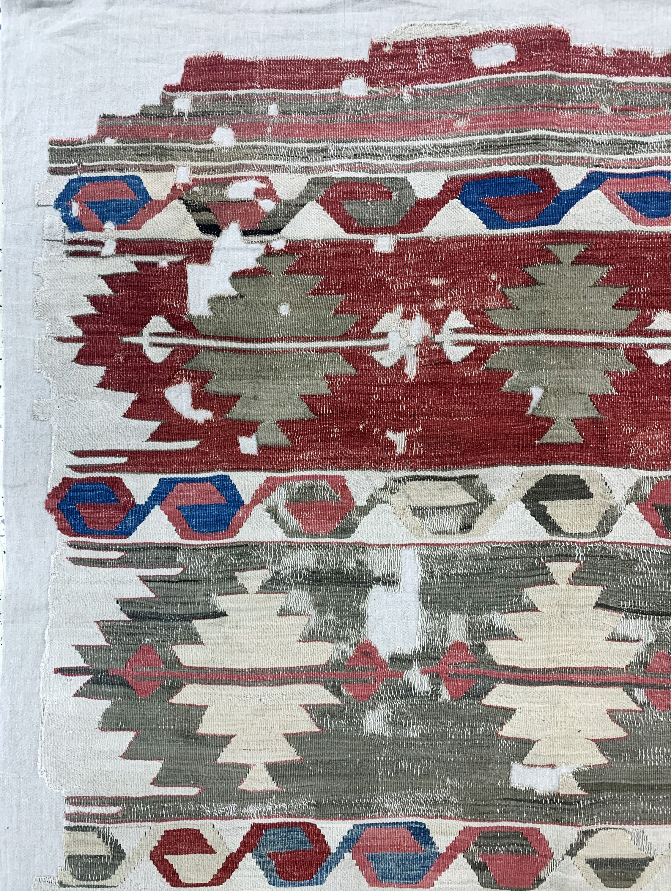Detail d: Afyon Kelim antik, Türkei, 19.Jhd, Wolle auf Wolle, ca. 360 x 170 cm, EHZ: 4, (auf Stoff genäht)