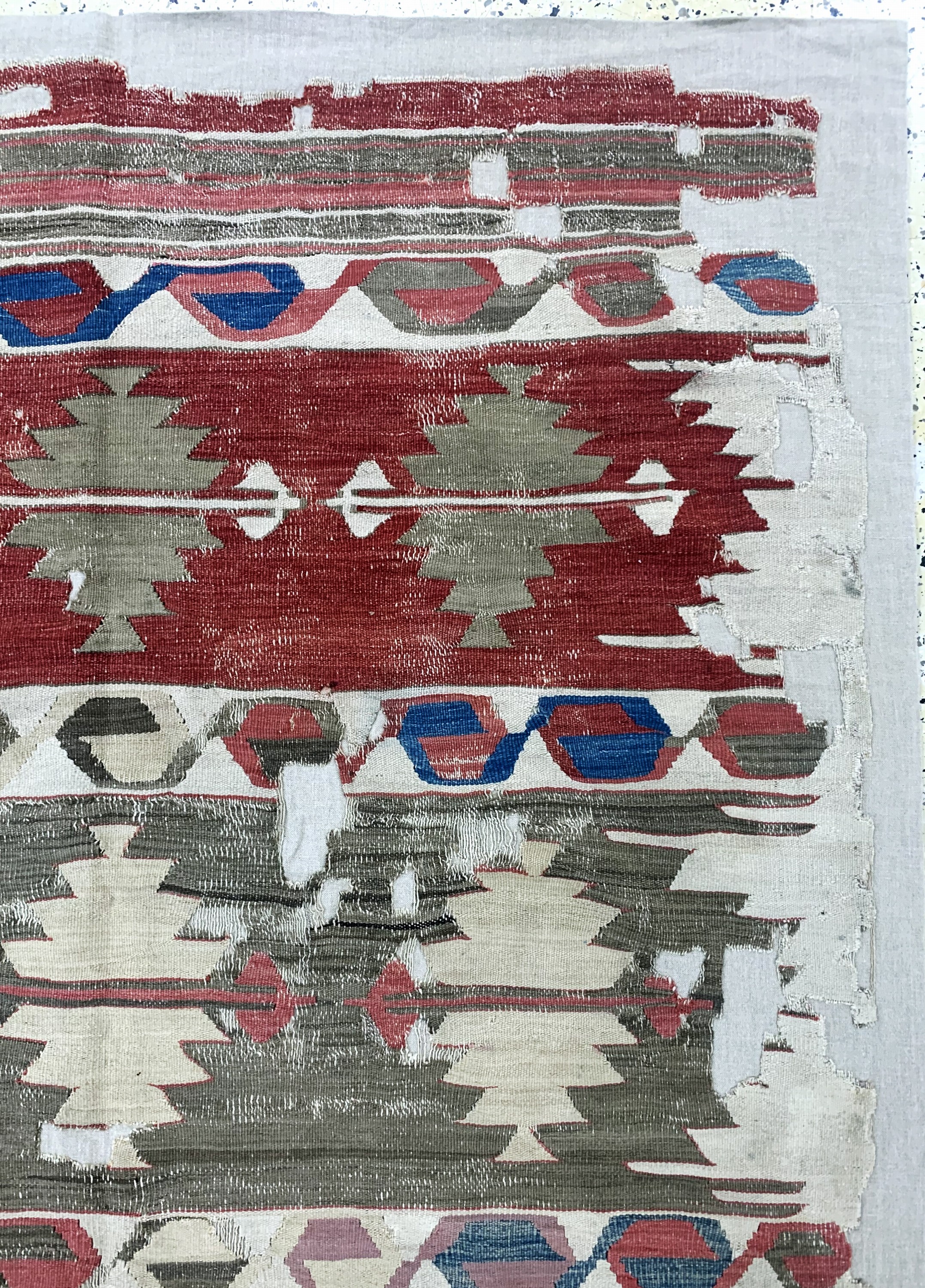 Detail e: Afyon Kelim antik, Türkei, 19.Jhd, Wolle auf Wolle, ca. 360 x 170 cm, EHZ: 4, (auf Stoff genäht)