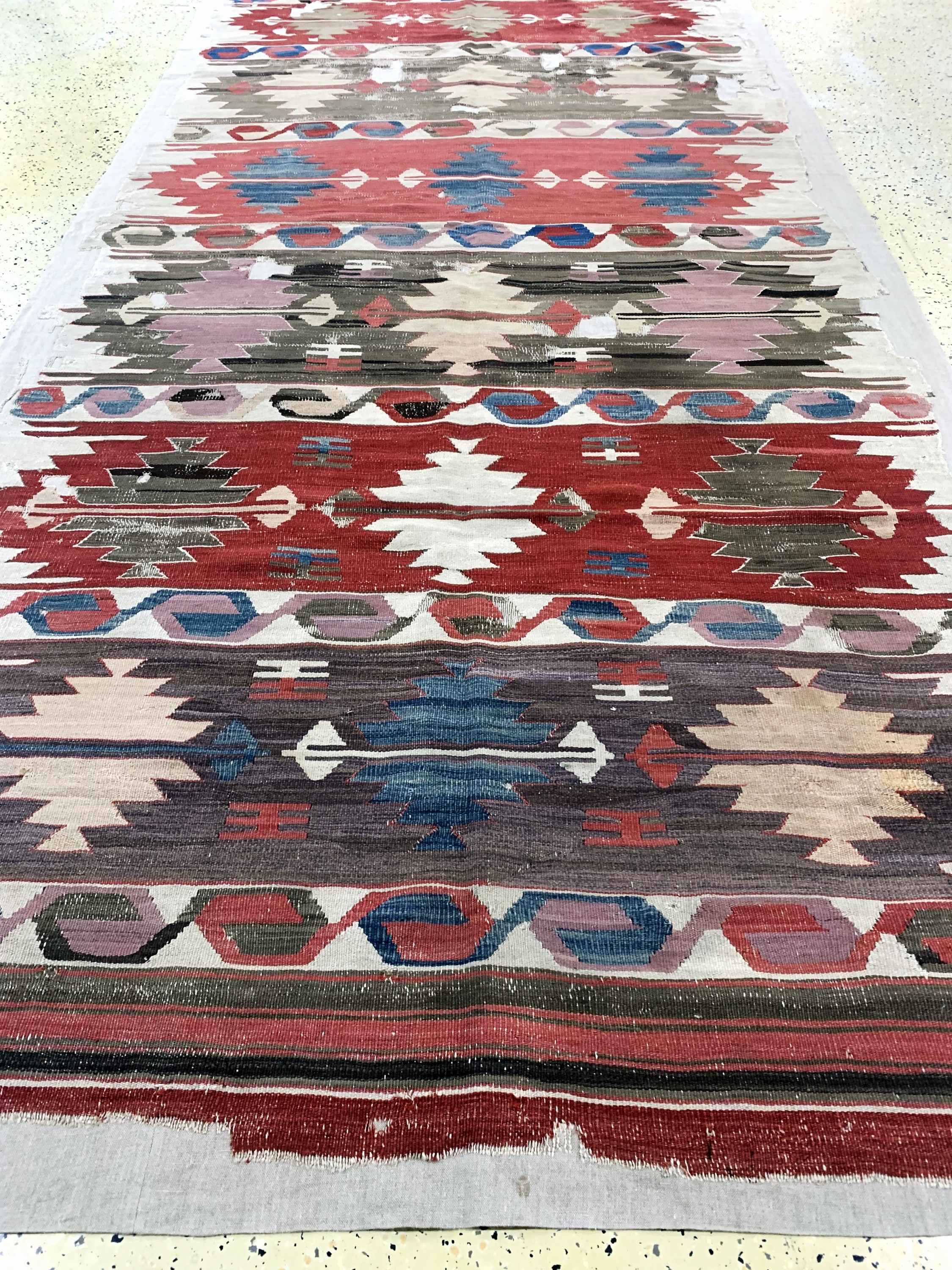 Detail f: Afyon Kelim antik, Türkei, 19.Jhd, Wolle auf Wolle, ca. 360 x 170 cm, EHZ: 4, (auf Stoff genäht)