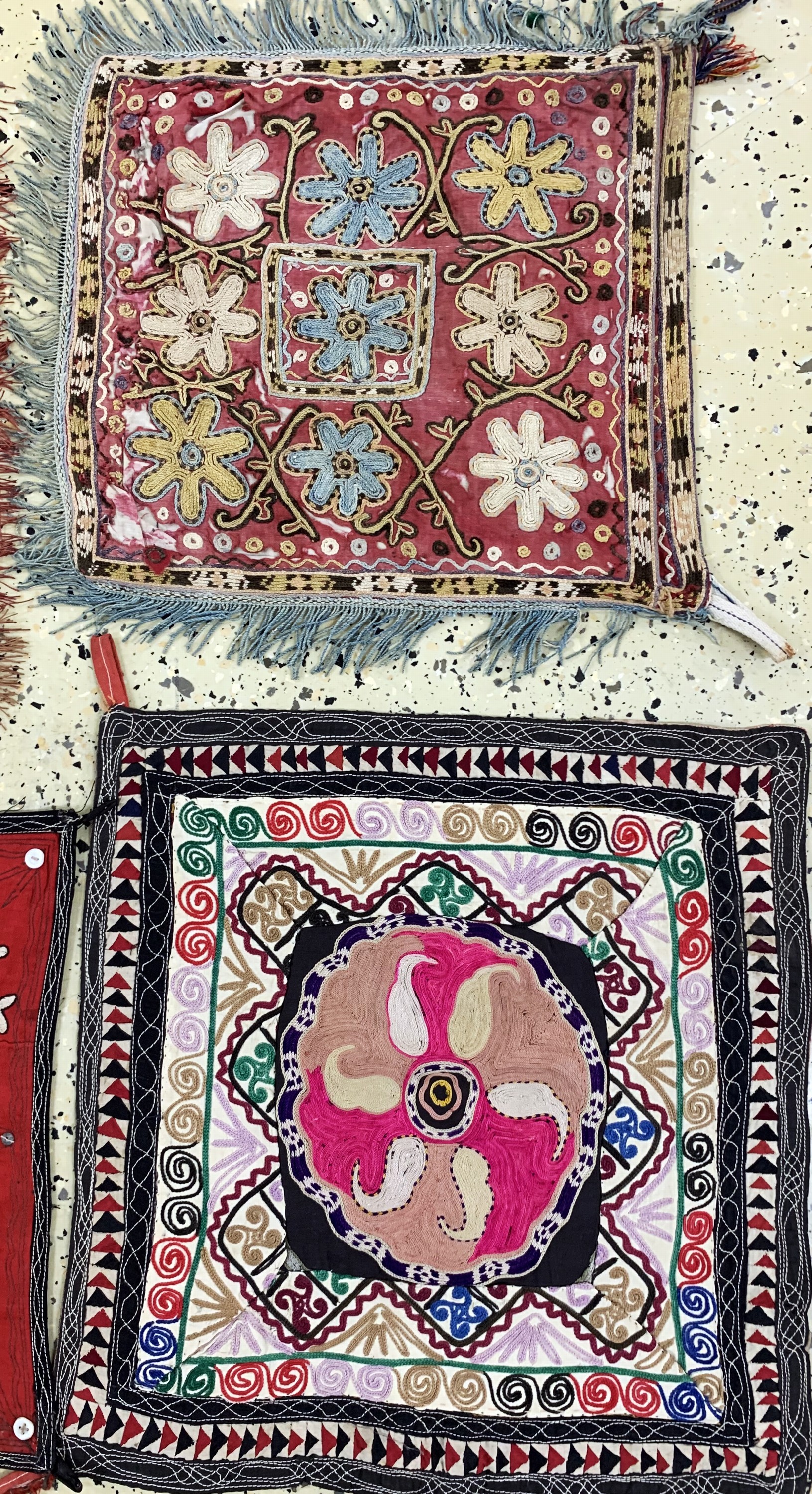 Detail b: Konvolut 8 Stickereien, Uzbekistan, Anfang 20.Jhd, Seide-Baumwollstickerei, ca. 80x 44 cm, EHZ: 2-3