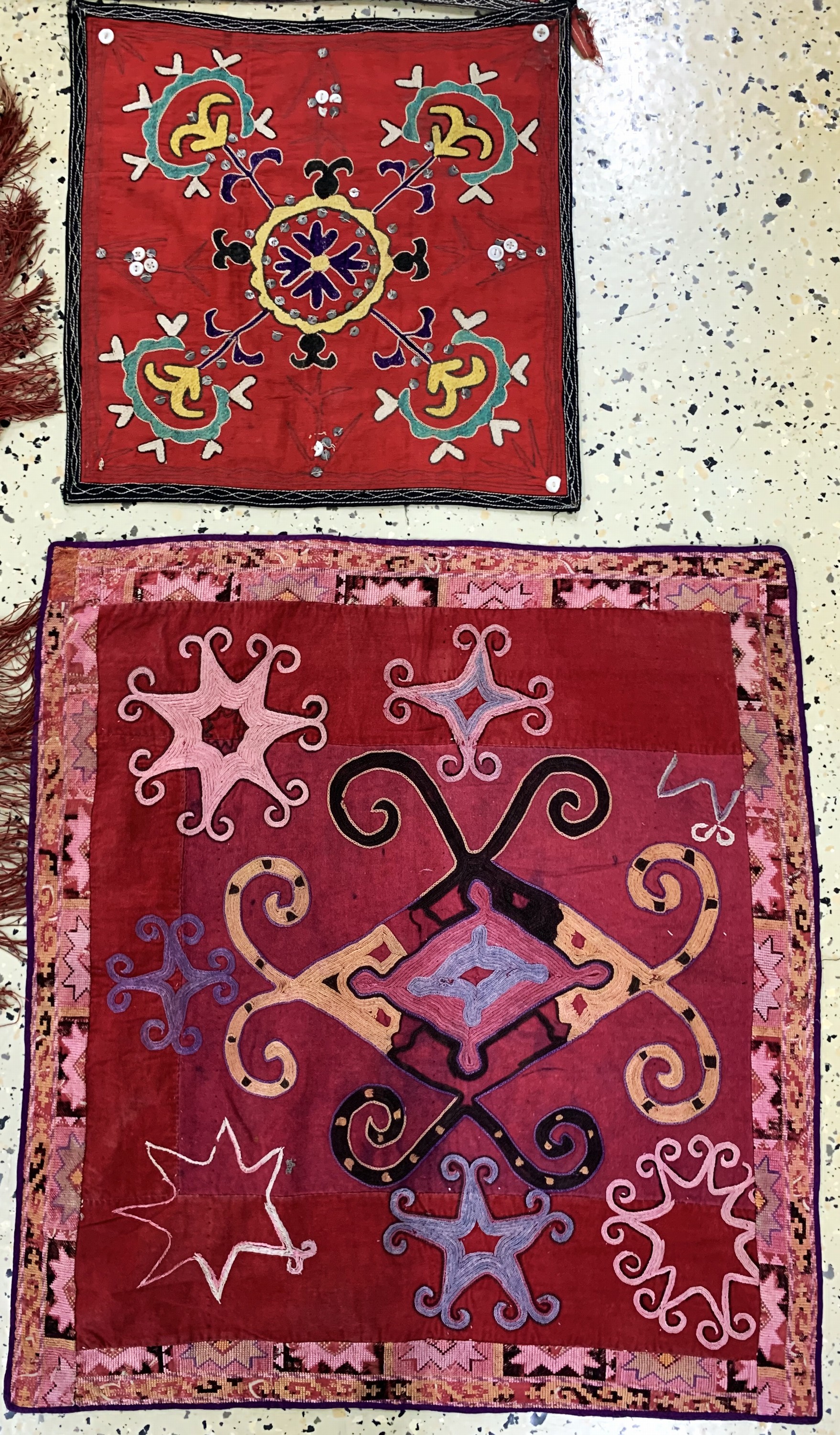 Detail c: Konvolut 8 Stickereien, Uzbekistan, Anfang 20.Jhd, Seide-Baumwollstickerei, ca. 80x 44 cm, EHZ: 2-3