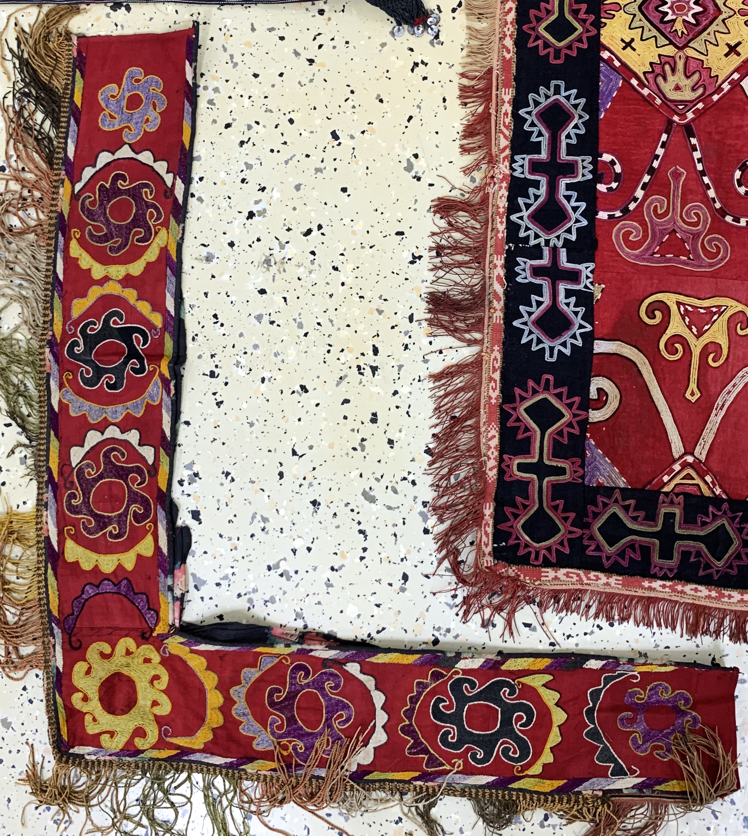 Detail e: Konvolut 8 Stickereien, Uzbekistan, Anfang 20.Jhd, Seide-Baumwollstickerei, ca. 80x 44 cm, EHZ: 2-3