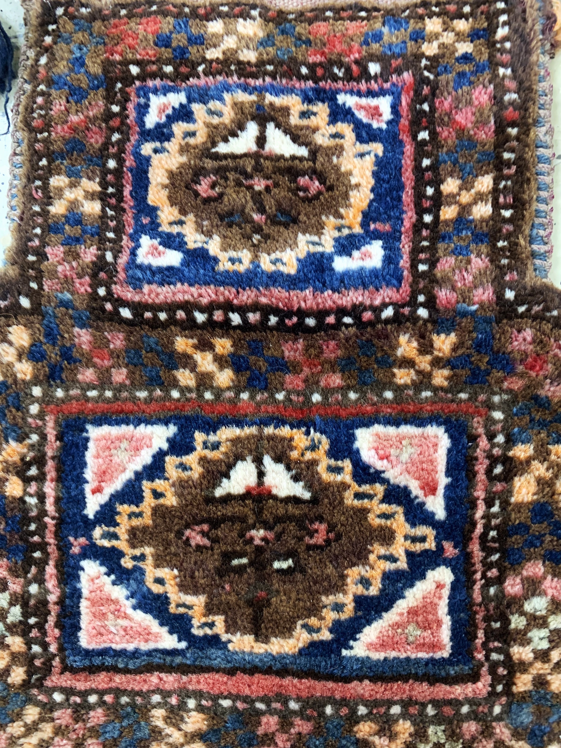 Detail c: Konvolut 7 Taschen, Persien, Anfang 20.Jhd, Wolle auf Wolle, ca. 57 x 30 cm, EHZ: 2-3