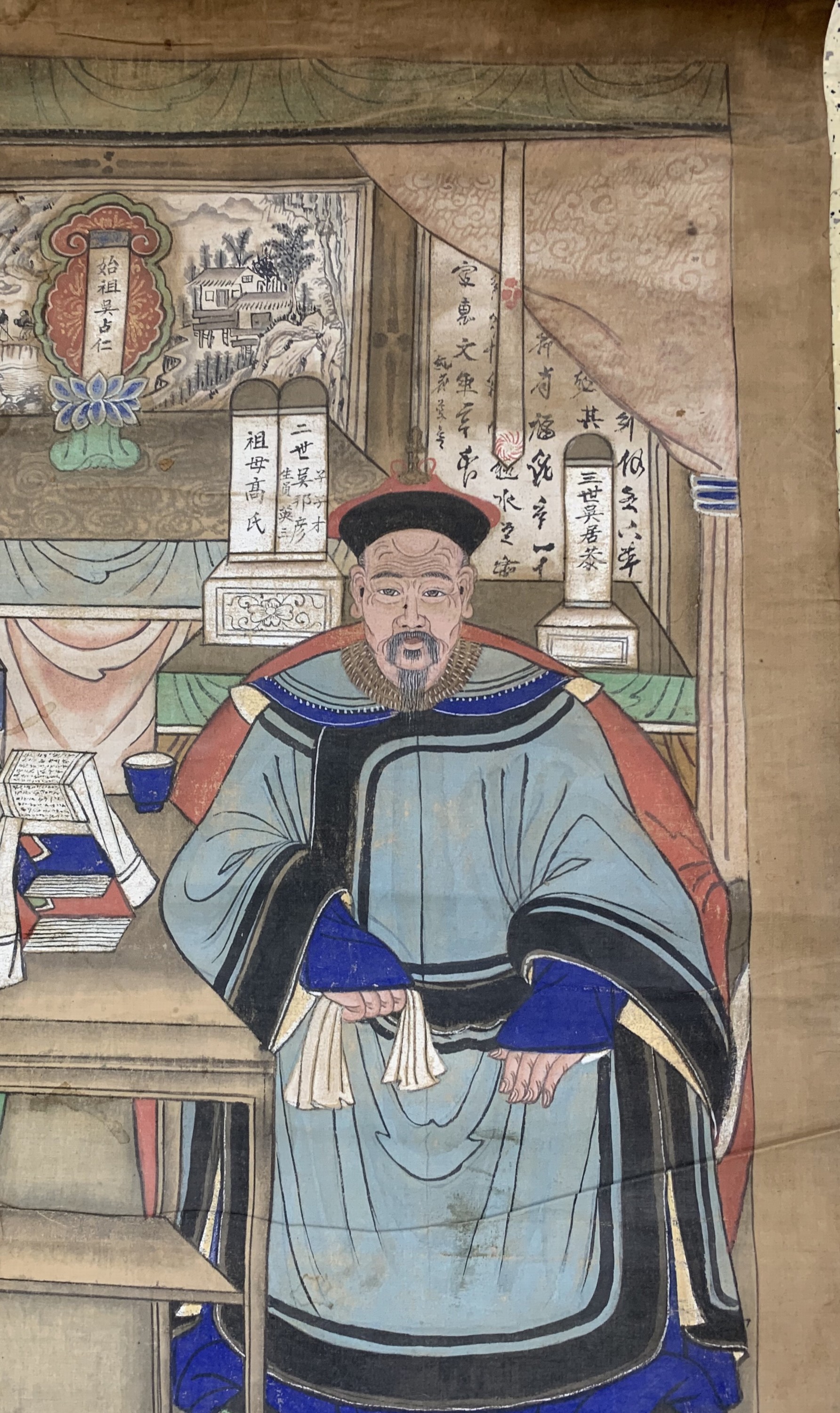 Detail c: Ahnenbild antik, China, um 1900, Papiermalerei, ca. 133 x 95 cm, EHZ: 2(Wasserflecken)