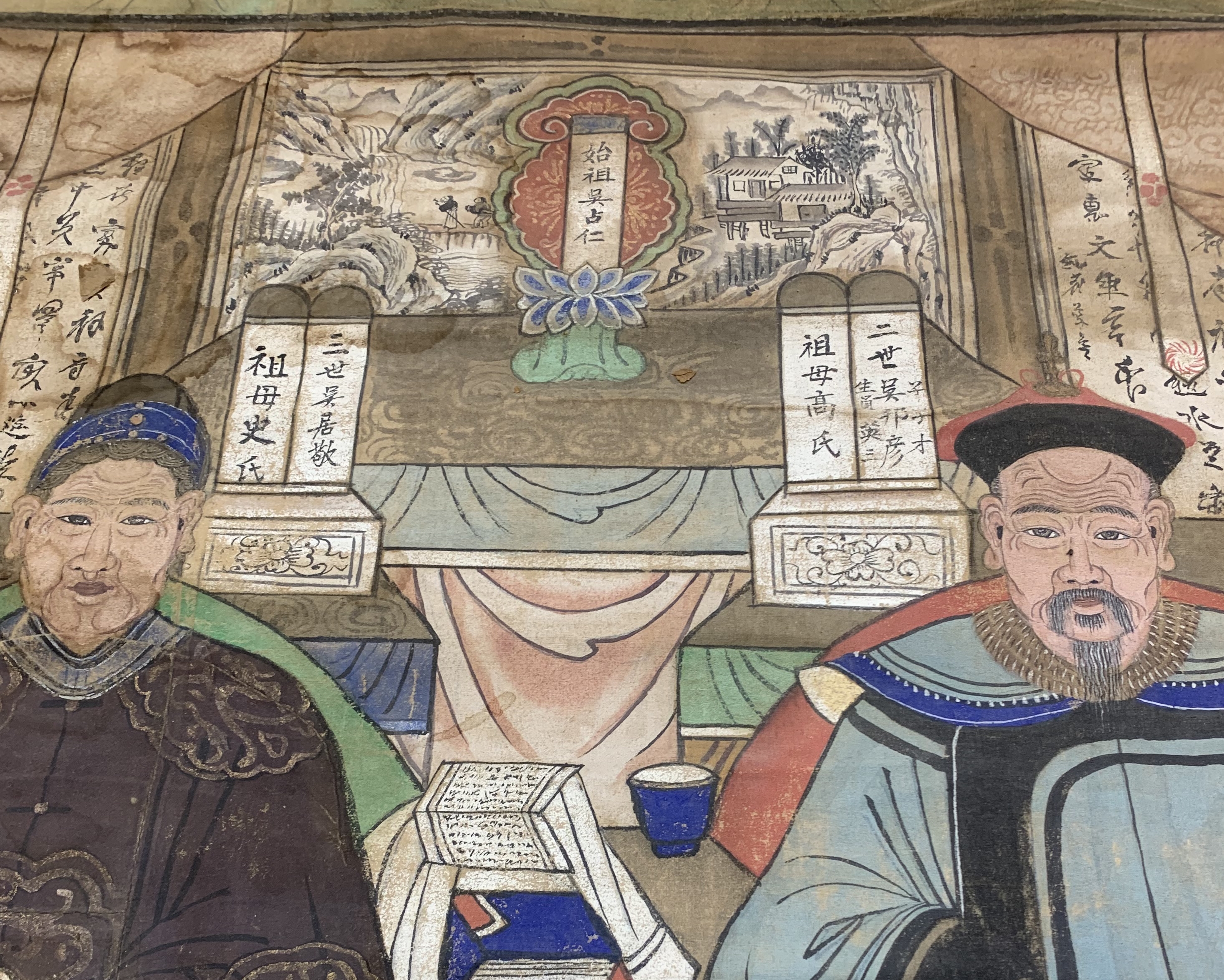Detail e: Ahnenbild antik, China, um 1900, Papiermalerei, ca. 133 x 95 cm, EHZ: 2(Wasserflecken)