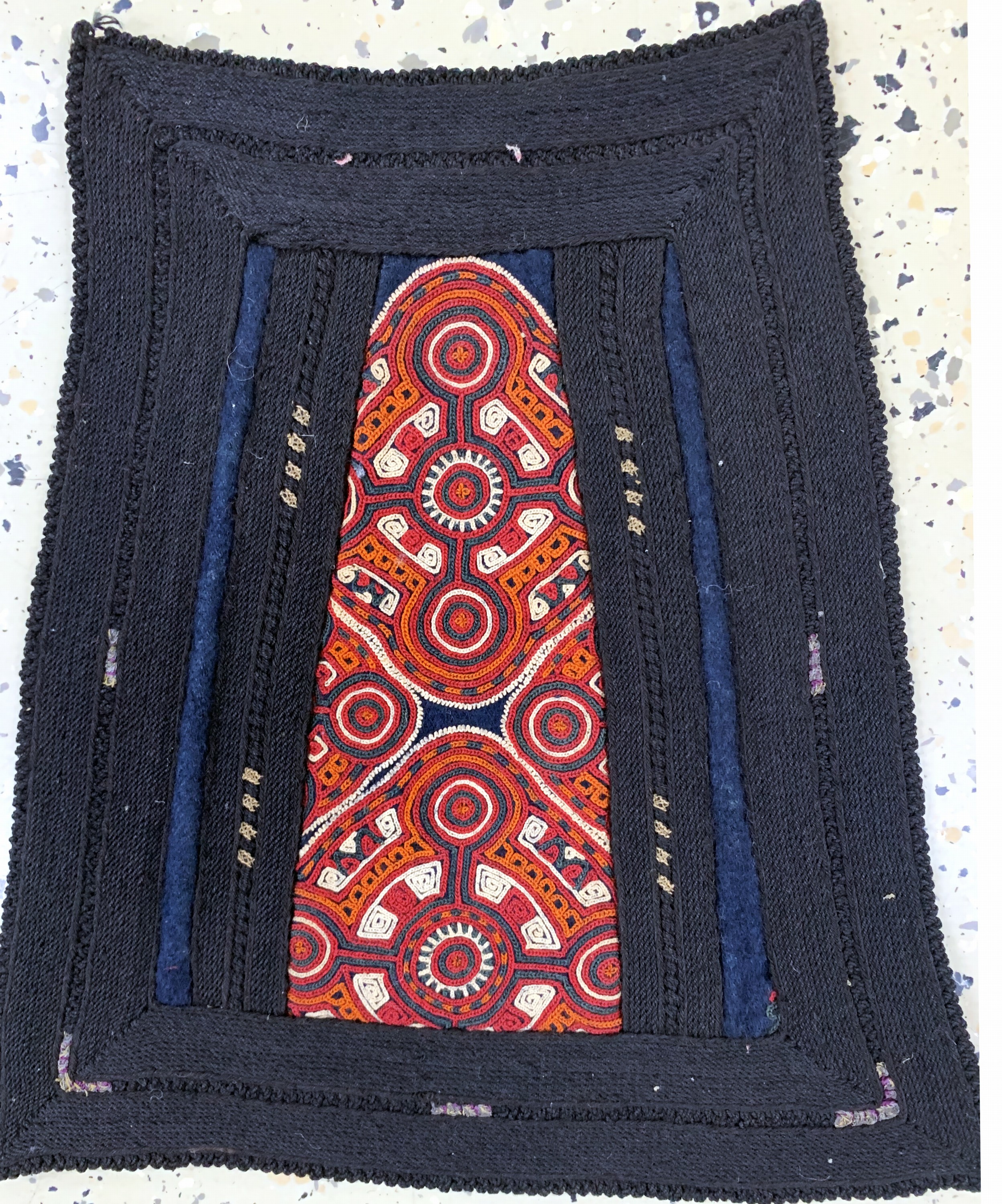 Detail b: Konvolut 4 Stickereien (Armstulpen), Uzbekistan, Anfang 20.Jhd, Wolle auf Wolle, ca. 38 x 36cm, EHZ: 2