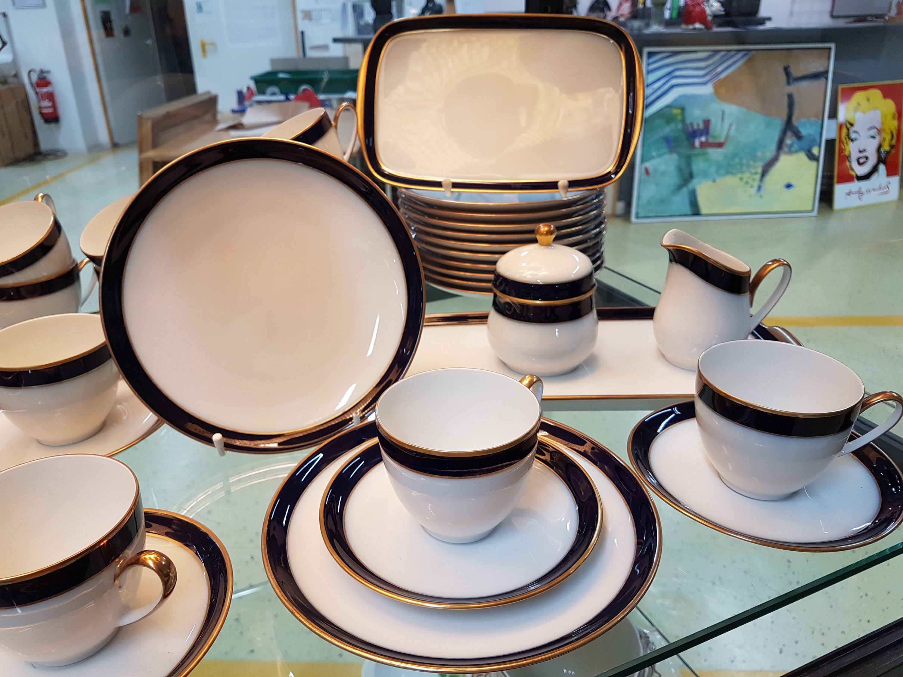 Detail a: Kaffeeservice, Hutschenreuther, Modell Olivia 63, Porzellan mit kobaltblauer Borte und Goldrand, 10 Tassen, 12 Untertassen, 12 Kuchenteller, ...