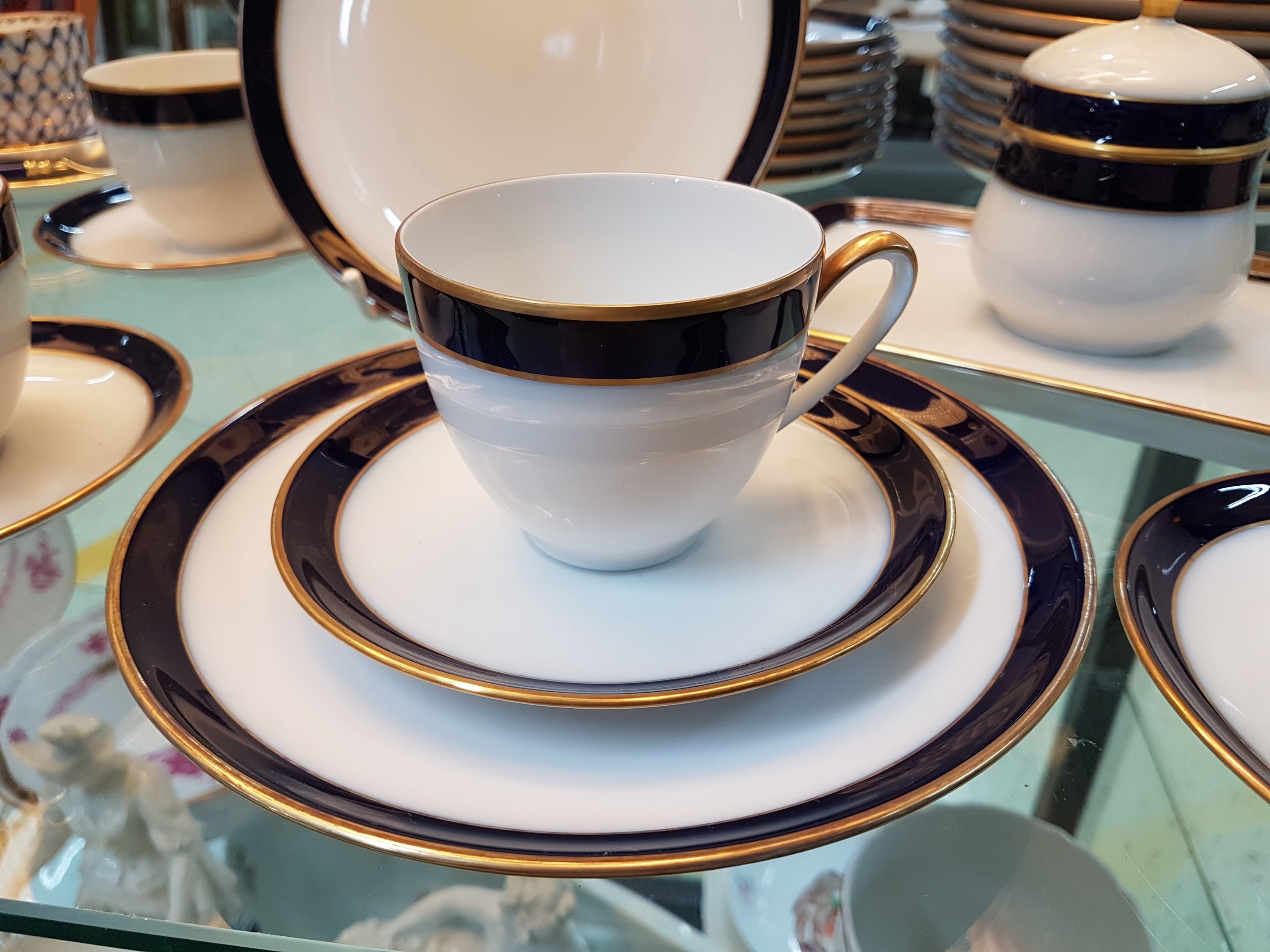 Detail b: Kaffeeservice, Hutschenreuther, Modell Olivia 63, Porzellan mit kobaltblauer Borte und Goldrand, 10 Tassen, 12 Untertassen, 12 Kuchenteller, ...