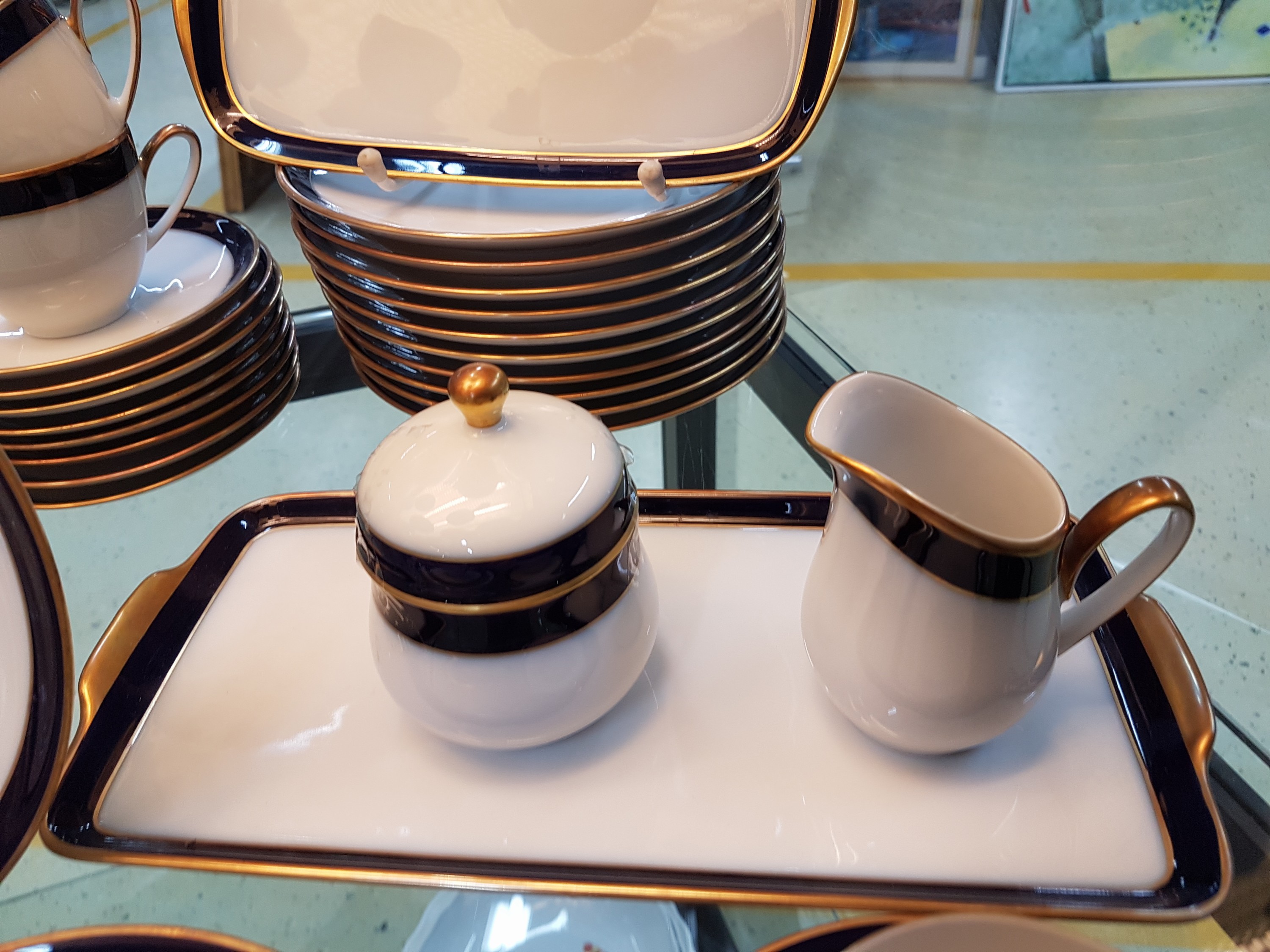 Detail c: Kaffeeservice, Hutschenreuther, Modell Olivia 63, Porzellan mit kobaltblauer Borte und Goldrand, 10 Tassen, 12 Untertassen, 12 Kuchenteller, ...