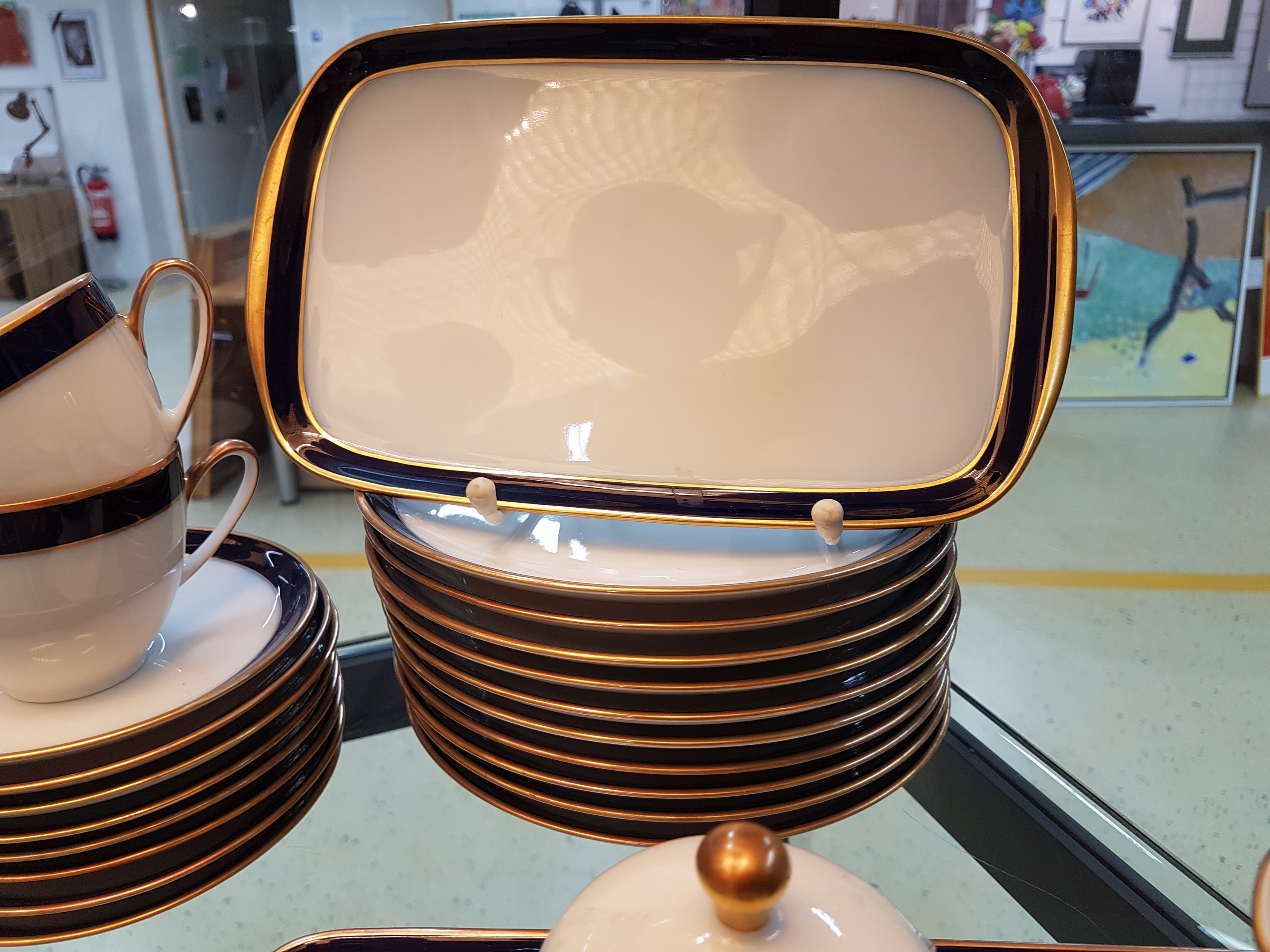 Detail d: Kaffeeservice, Hutschenreuther, Modell Olivia 63, Porzellan mit kobaltblauer Borte und Goldrand, 10 Tassen, 12 Untertassen, 12 Kuchenteller, ...