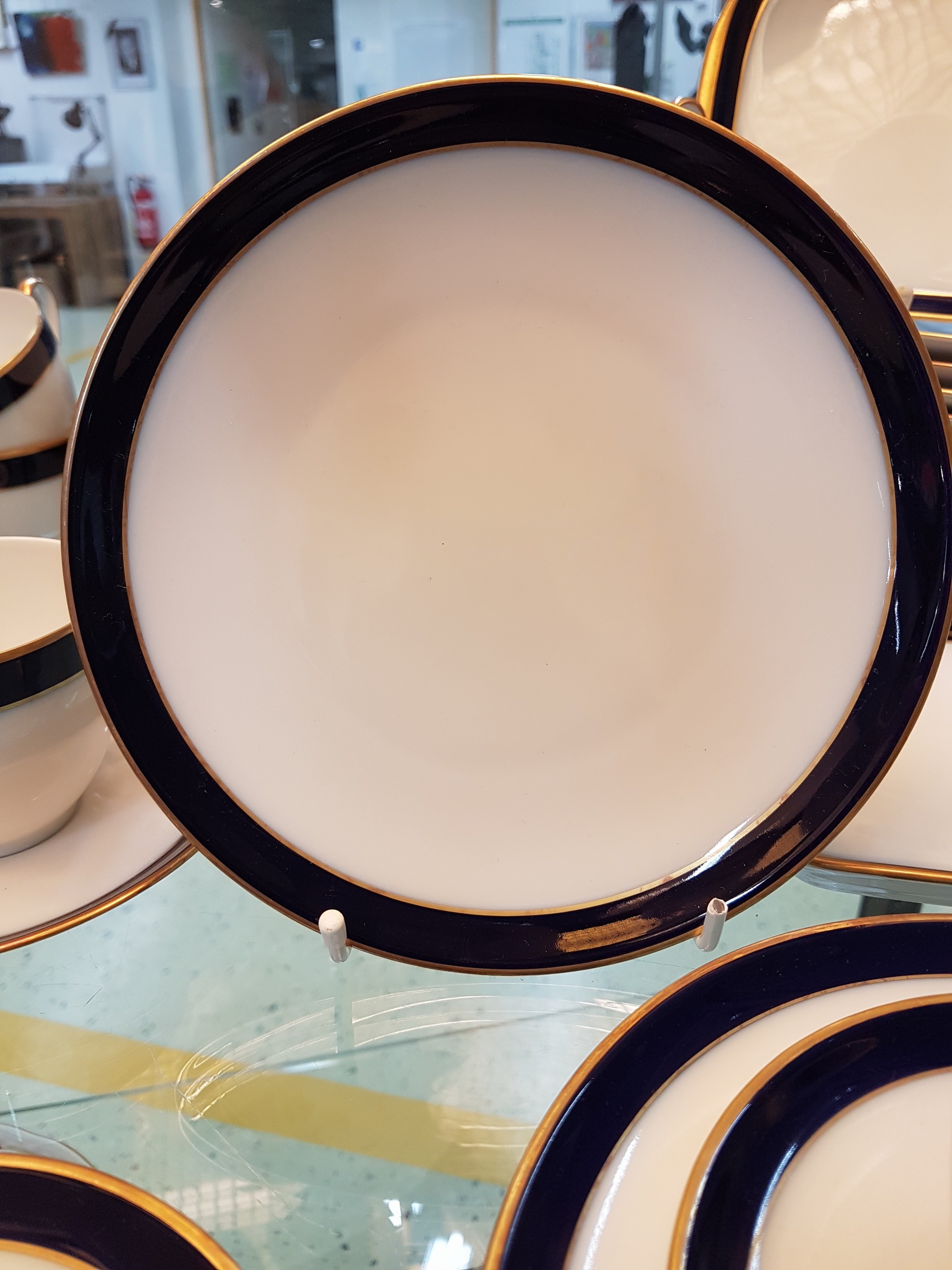 Detail e: Kaffeeservice, Hutschenreuther, Modell Olivia 63, Porzellan mit kobaltblauer Borte und Goldrand, 10 Tassen, 12 Untertassen, 12 Kuchenteller, ...