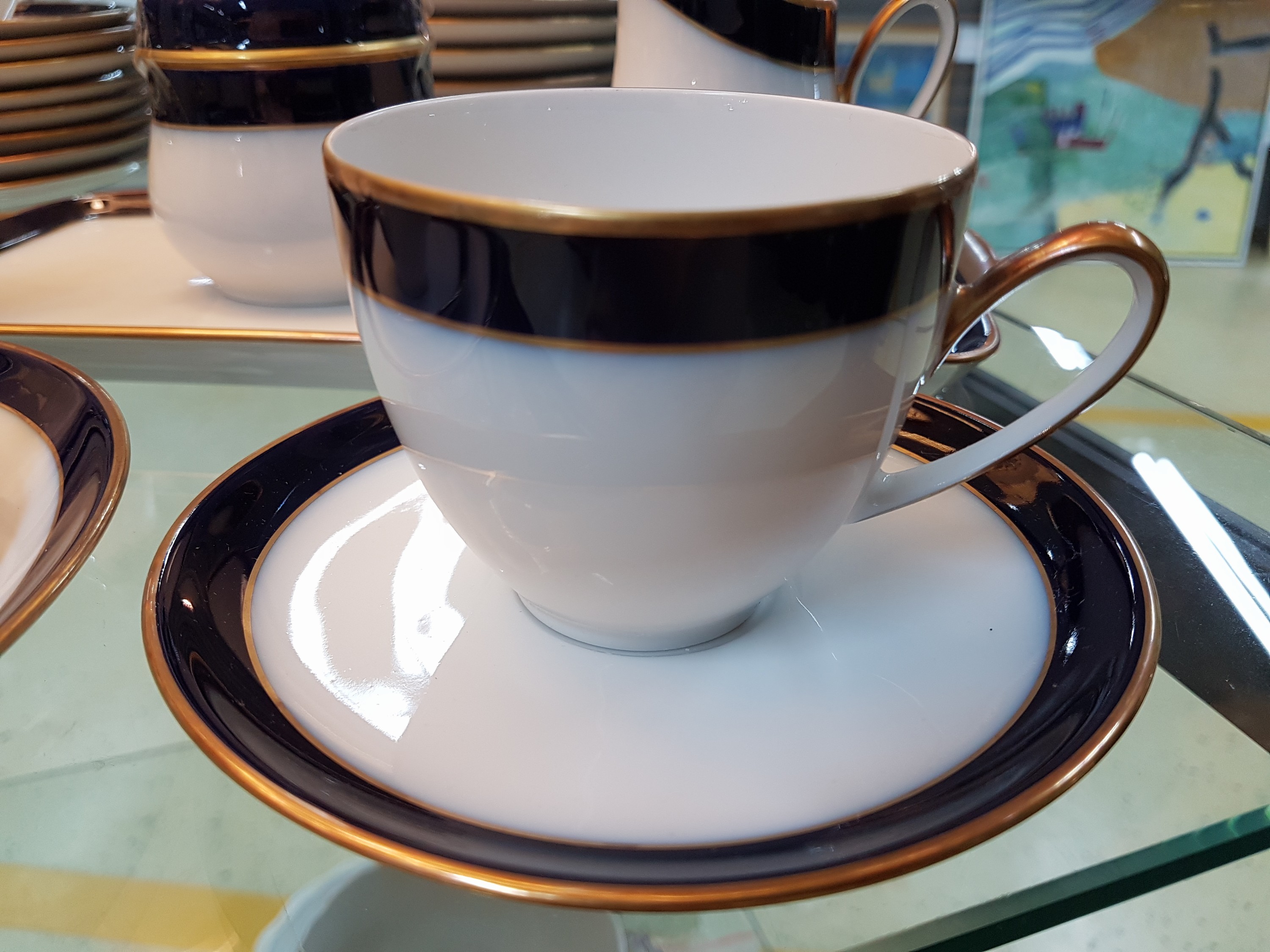 Detail f: Kaffeeservice, Hutschenreuther, Modell Olivia 63, Porzellan mit kobaltblauer Borte und Goldrand, 10 Tassen, 12 Untertassen, 12 Kuchenteller, ...