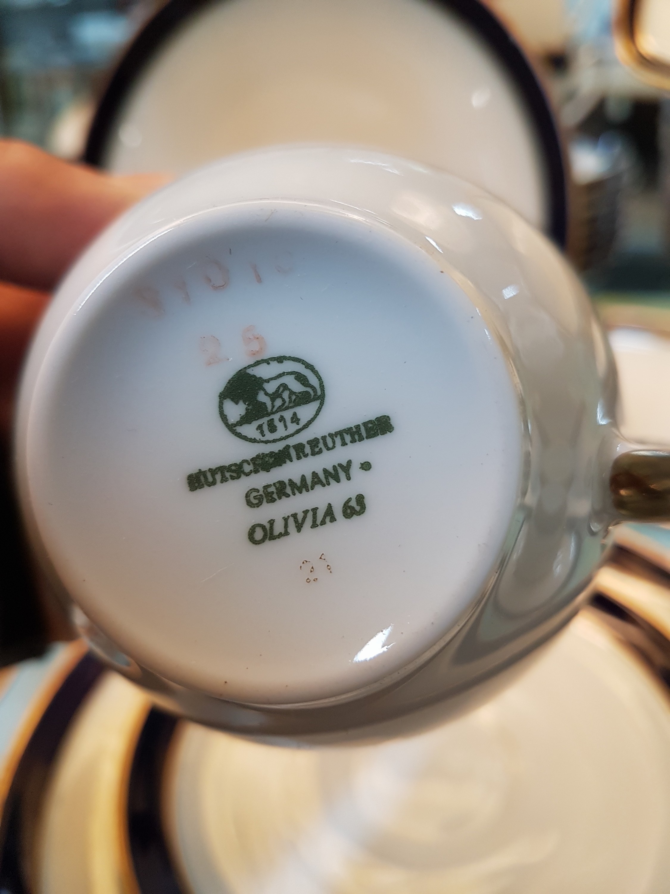 Detail g: Kaffeeservice, Hutschenreuther, Modell Olivia 63, Porzellan mit kobaltblauer Borte und Goldrand, 10 Tassen, 12 Untertassen, 12 Kuchenteller, ...