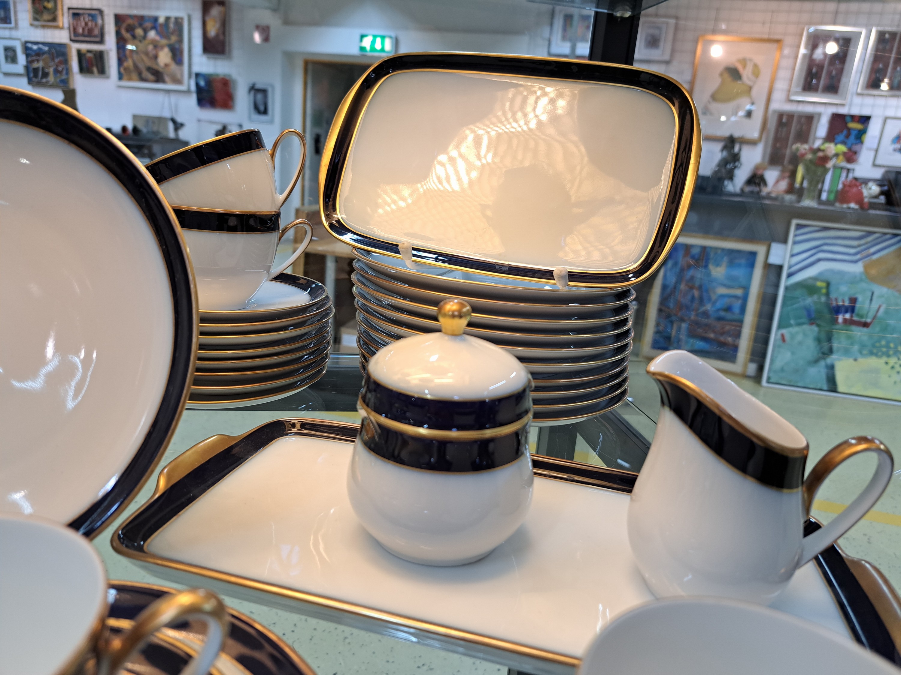 Detail h: Kaffeeservice, Hutschenreuther, Modell Olivia 63, Porzellan mit kobaltblauer Borte und Goldrand, 10 Tassen, 12 Untertassen, 12 Kuchenteller, ...