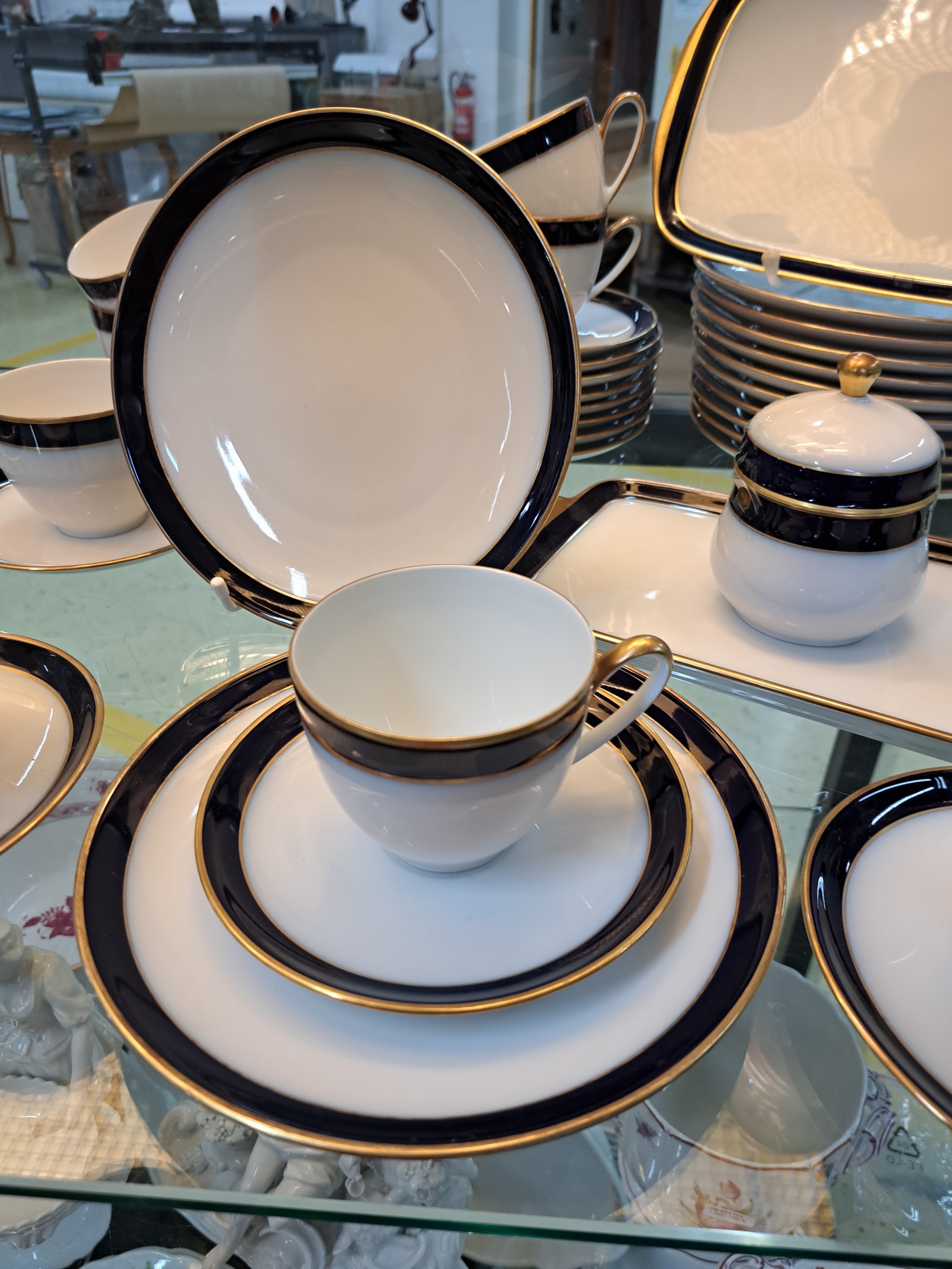 Detail i: Kaffeeservice, Hutschenreuther, Modell Olivia 63, Porzellan mit kobaltblauer Borte und Goldrand, 10 Tassen, 12 Untertassen, 12 Kuchenteller, ...