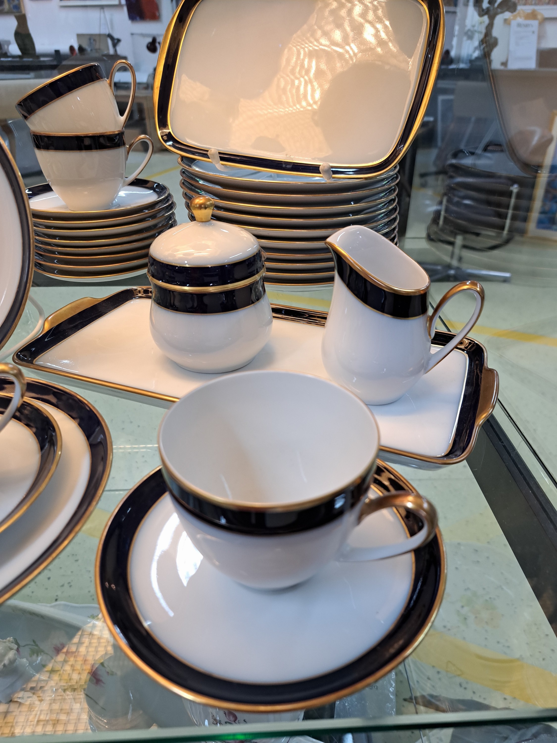 Detail j: Kaffeeservice, Hutschenreuther, Modell Olivia 63, Porzellan mit kobaltblauer Borte und Goldrand, 10 Tassen, 12 Untertassen, 12 Kuchenteller, ...