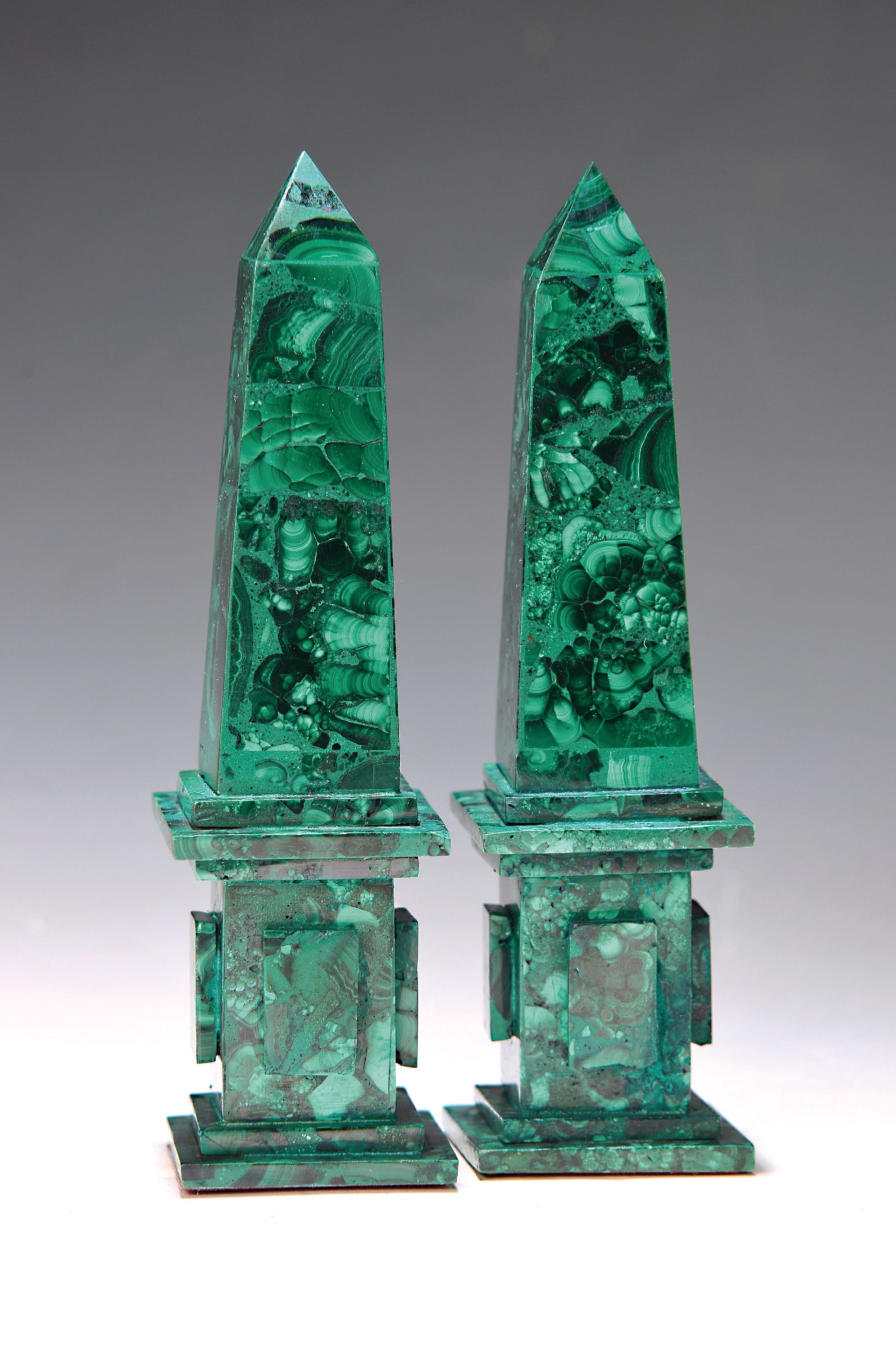 Paar Obelisken aus Malachit, neuzeitlich, H. je ca. 18cm