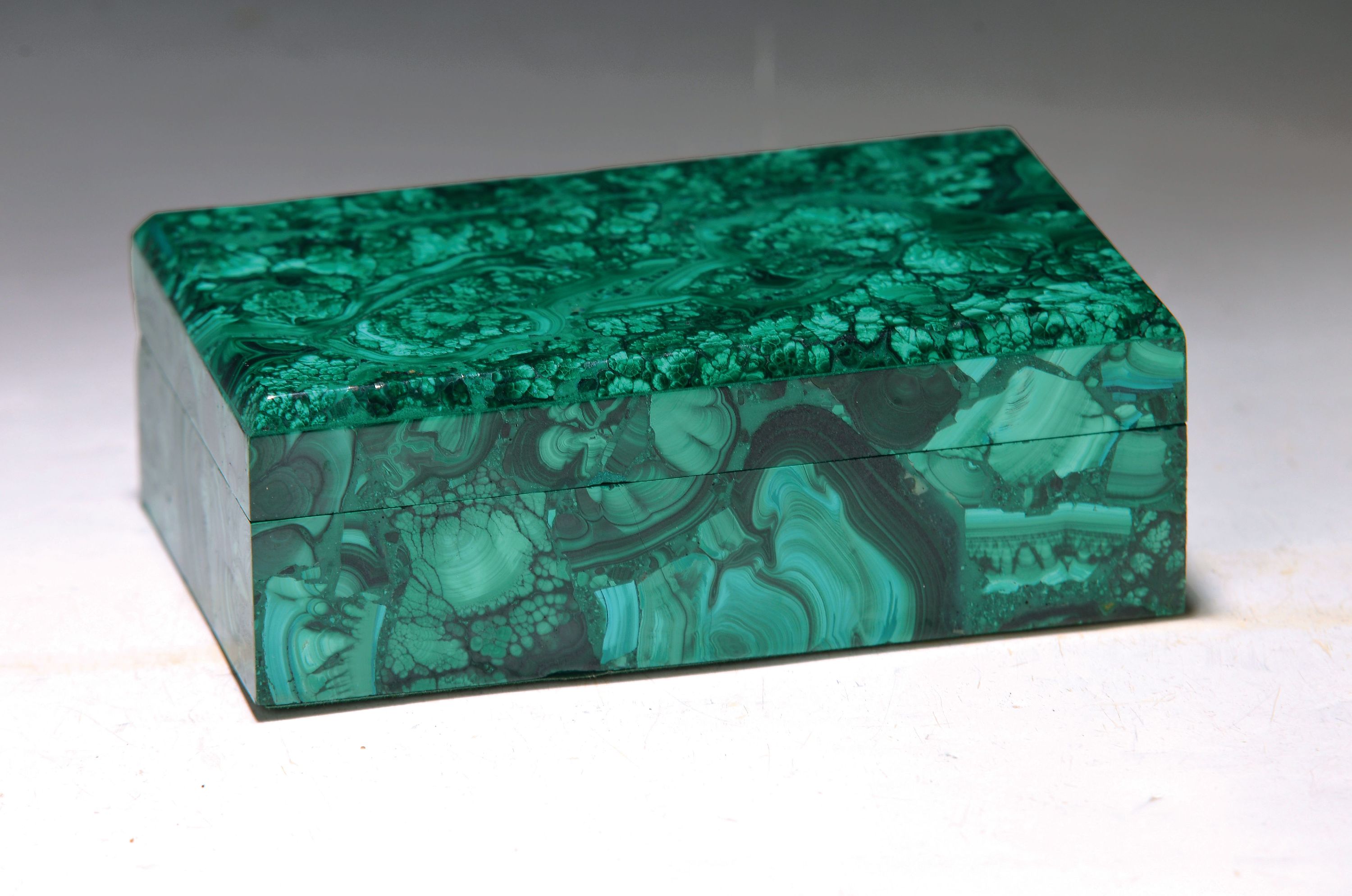 Deckeldose aus Malachit, neuzeitlich, ca. 5x15x10cm, Wandstärke 0.5cm