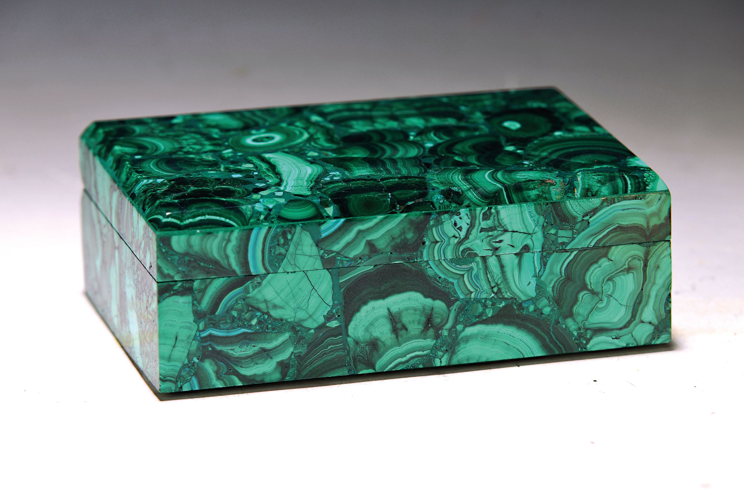 Deckeldose aus Malachit, neuzeitlich, ca. 5x10x15cm, Wandstärke ca. 0.5cm