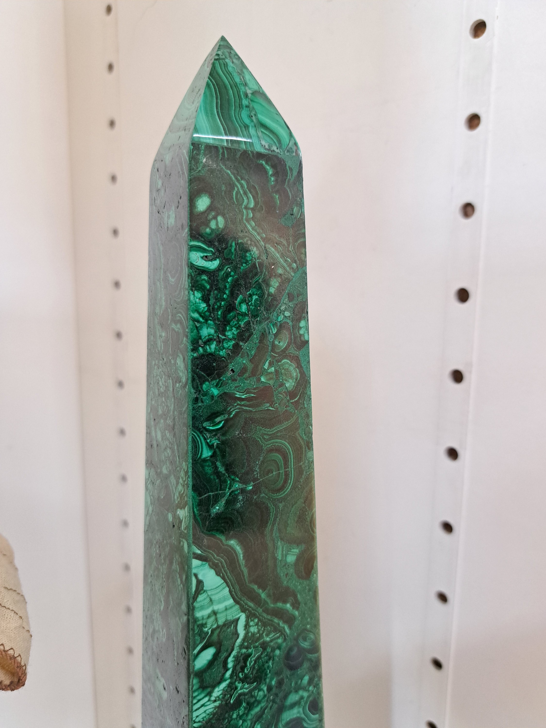 Detail b: Paar Obelisken aus Malachit, neuzeitlich, H. je ca. 40cm