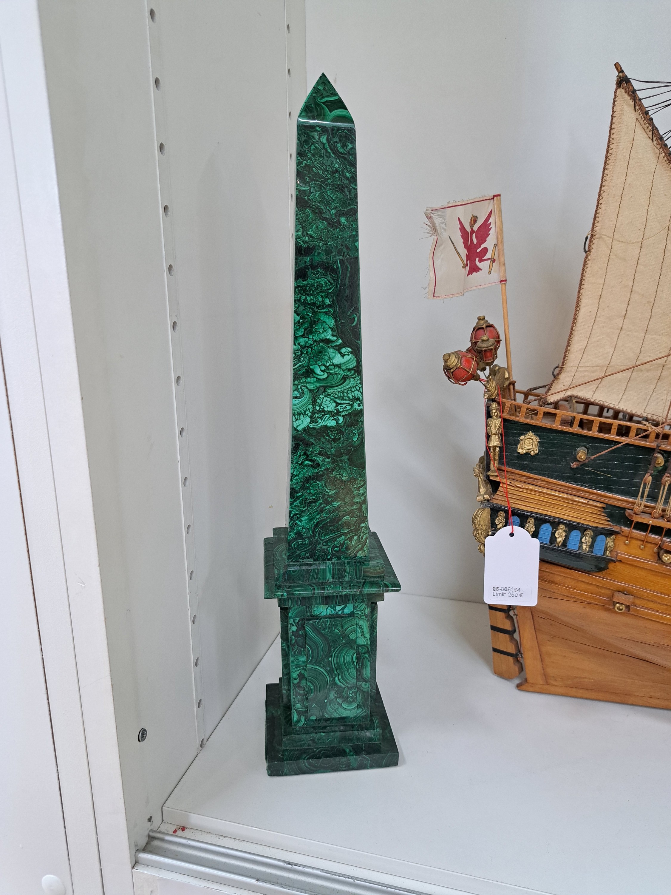 Detail g: Paar Obelisken aus Malachit, neuzeitlich, H. je ca. 40cm