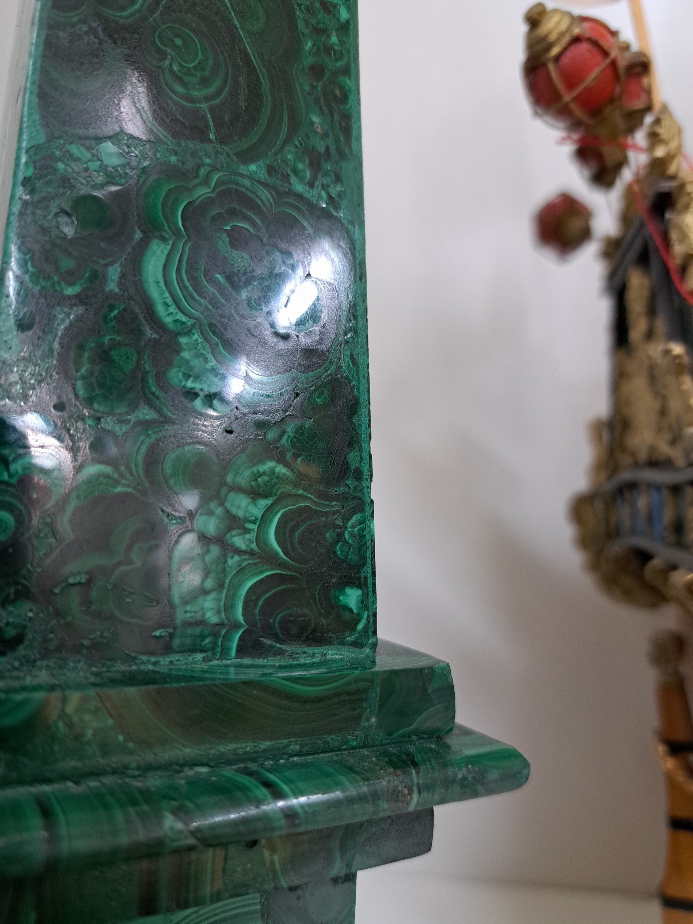 Detail h: Paar Obelisken aus Malachit, neuzeitlich, H. je ca. 40cm
