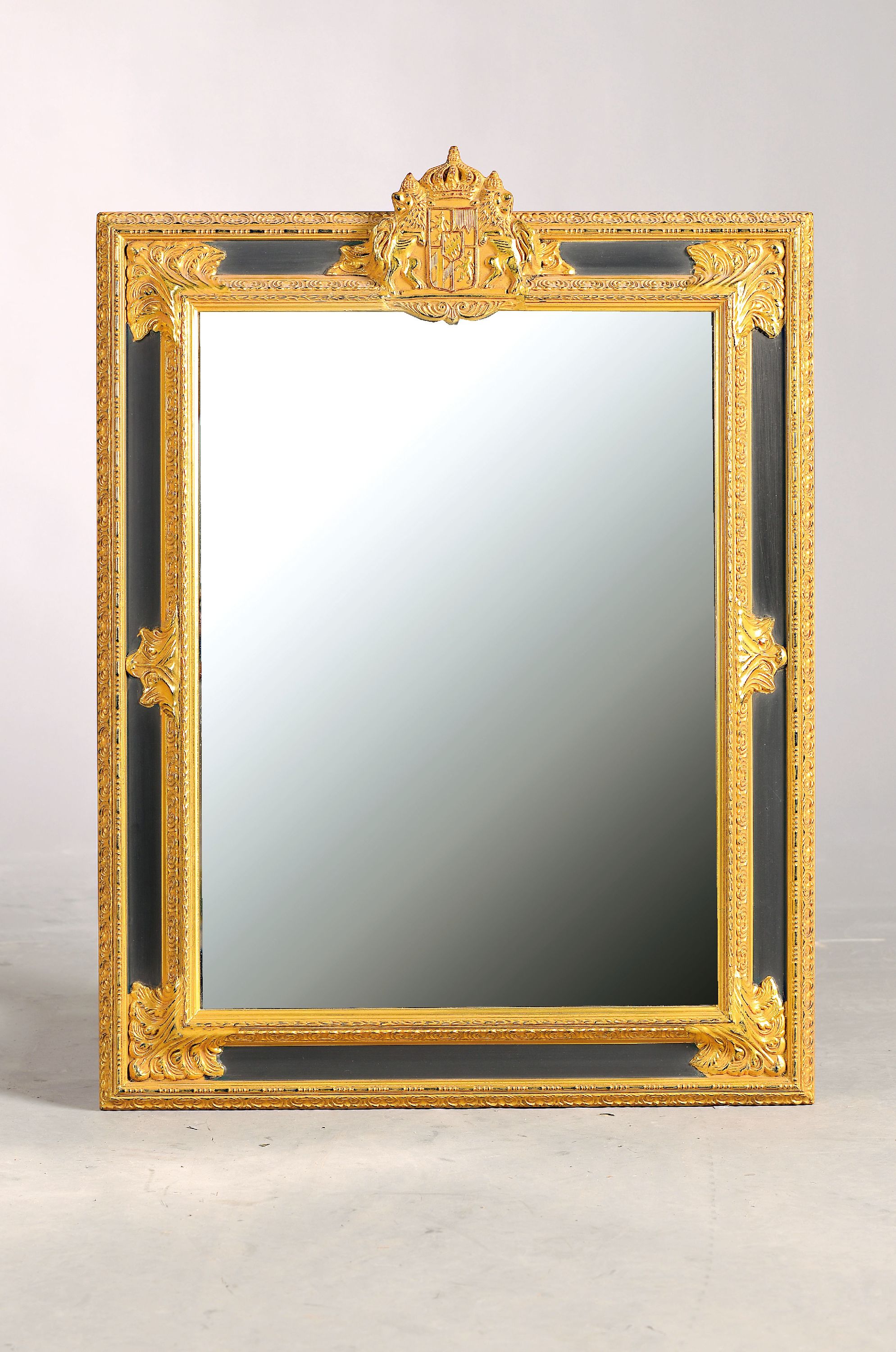 Wandspiegel, nach altem Vorbild, gestuckter Rahmen matt- und glanzvergoldet, facettierter Glaseinsatz, oben mit Wappenbekrönung, ca. 81x60cm