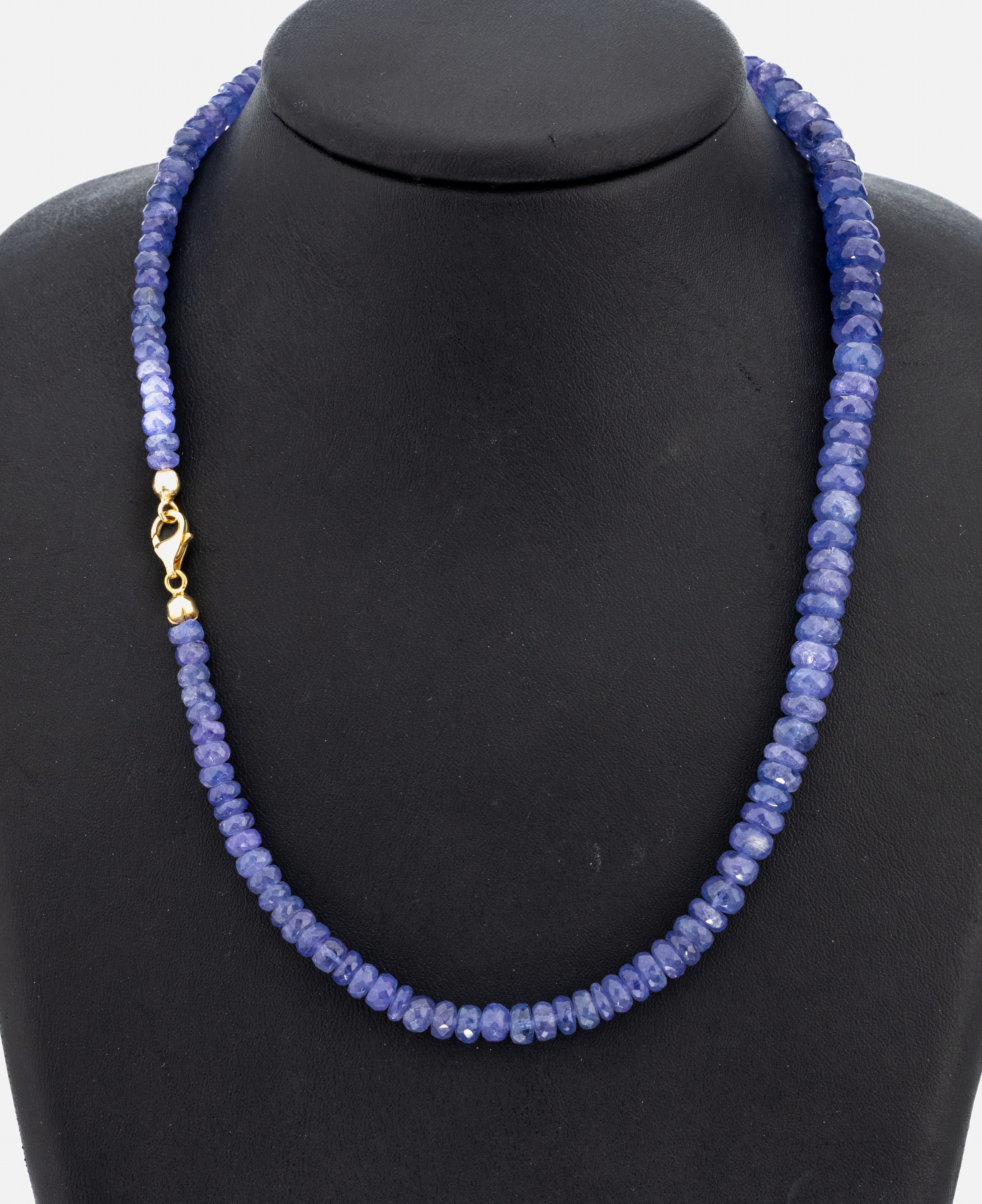 Tansanit-Collier, im Verlauf facett. Tansanit-Linsen zus. ca. 180 ct, einige Linsen besch., L. ca. 46 cm, Karabinerschließe925er Silber verg.