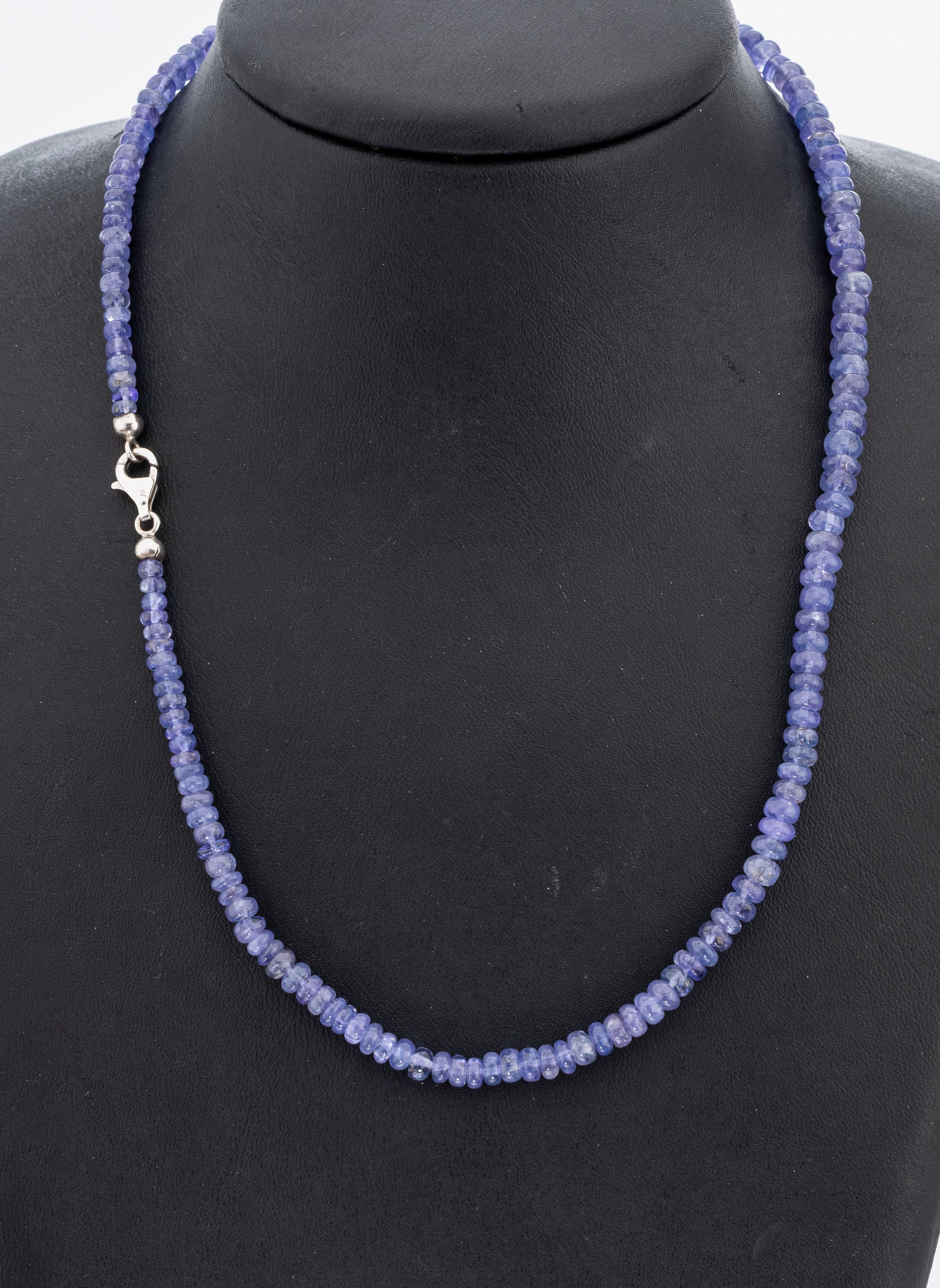 Tansanit-Collier, im Verlauf, Tansanit- Linsen zus. ca. 90 ct, L. ca. 45 cm, Karabinerschließe 925er Silber