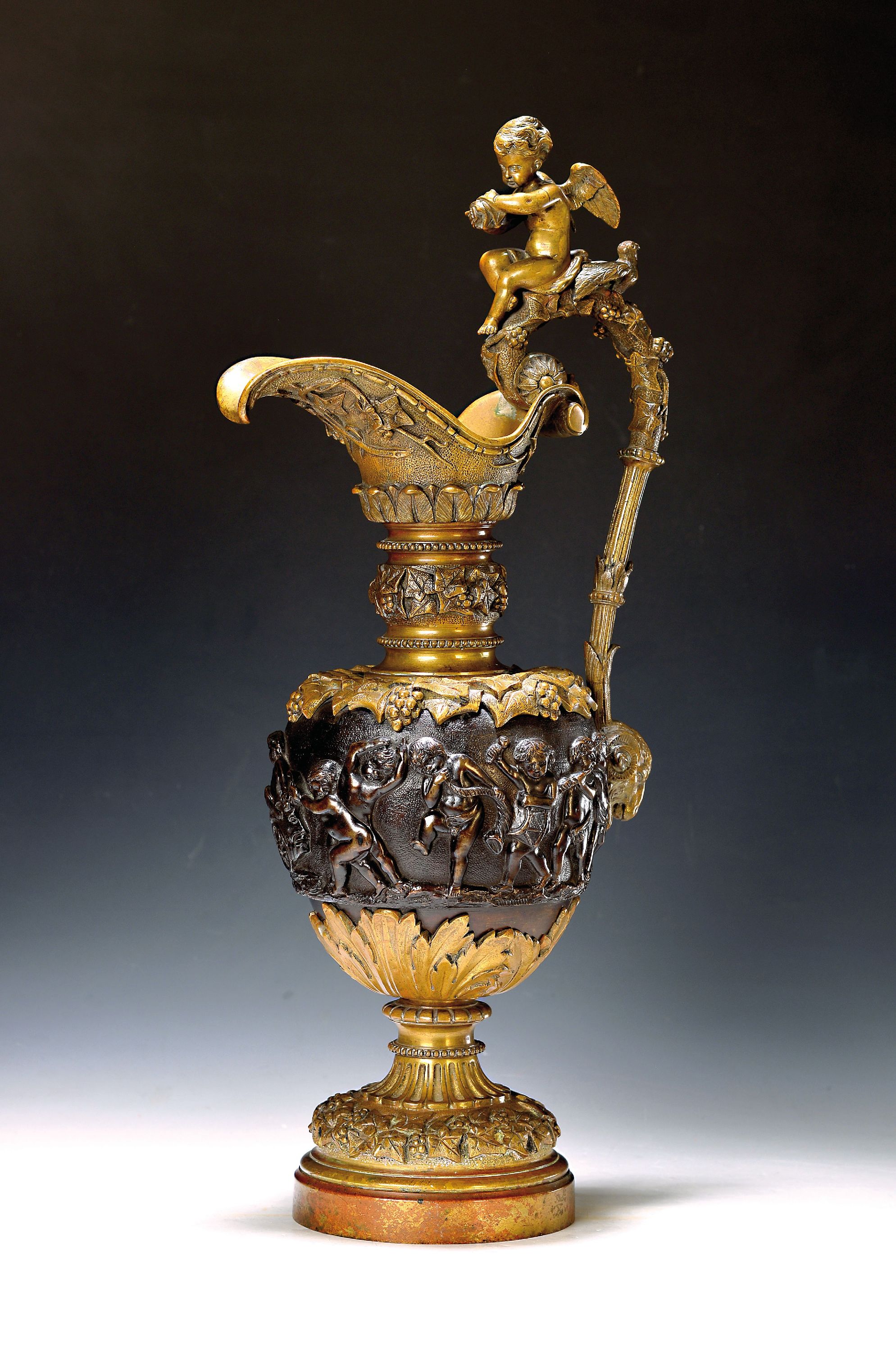Großer Prunkhenkelkrug, deutsch, ausgehendes 19.Jh., Bronze, Henkel mit vollplastischem Putto, Korpus mit reichem Reliefdekor: Puttenfries, ...