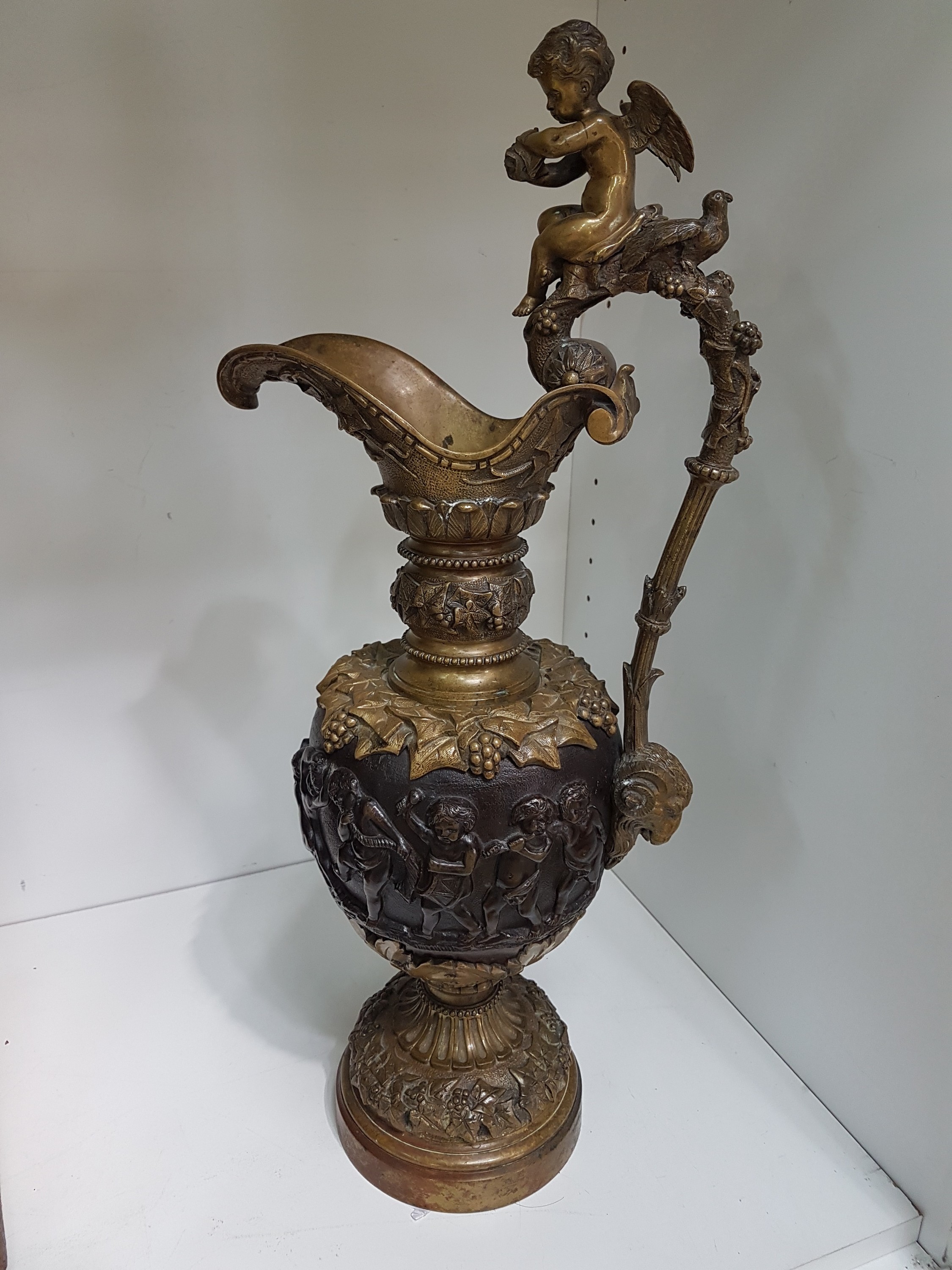 Detail a: Großer Prunkhenkelkrug, deutsch, ausgehendes 19.Jh., Bronze, Henkel mit vollplastischem Putto, Korpus mit reichem Reliefdekor: Puttenfries, ...