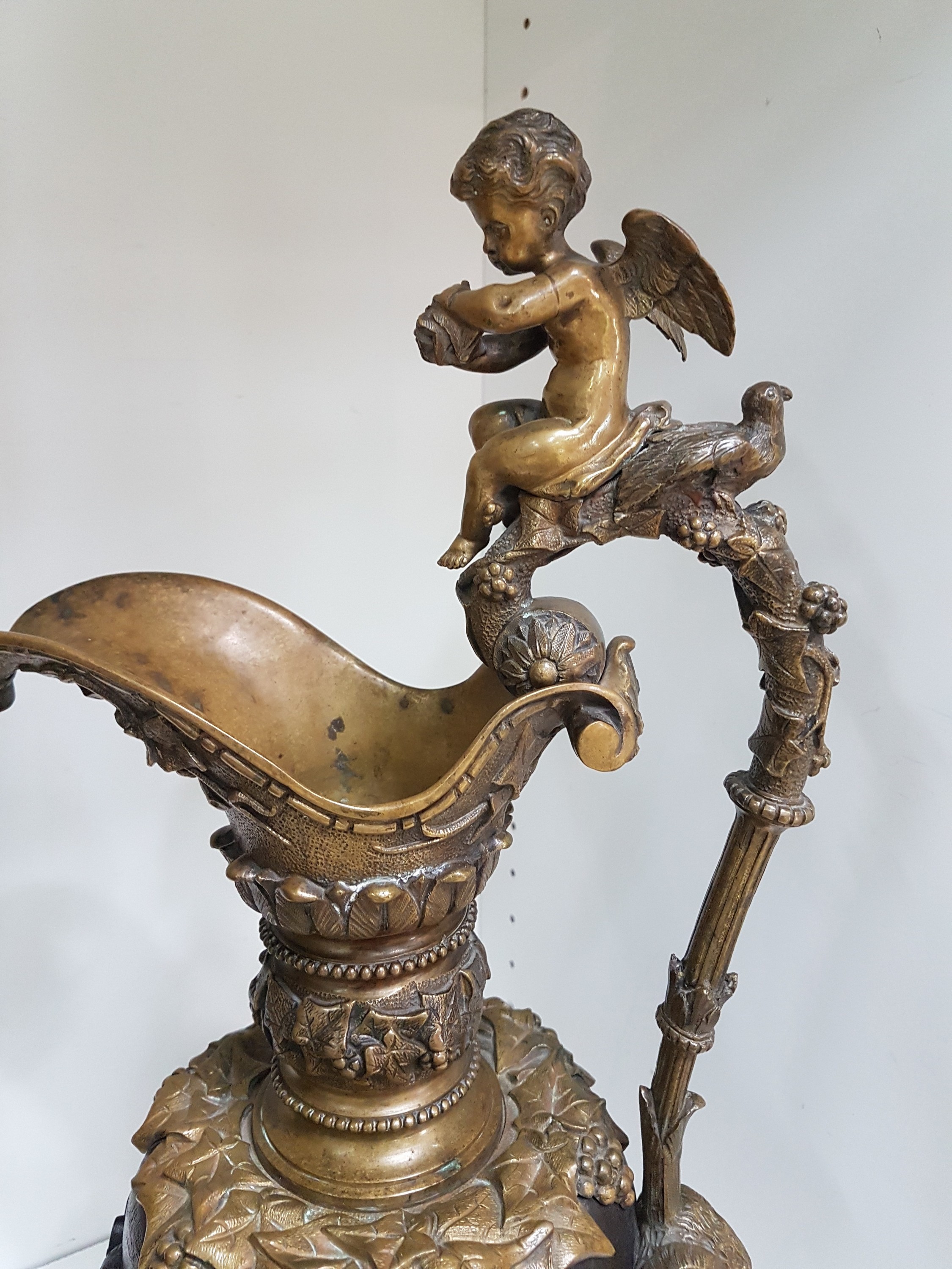 Detail b: Großer Prunkhenkelkrug, deutsch, ausgehendes 19.Jh., Bronze, Henkel mit vollplastischem Putto, Korpus mit reichem Reliefdekor: Puttenfries, ...
