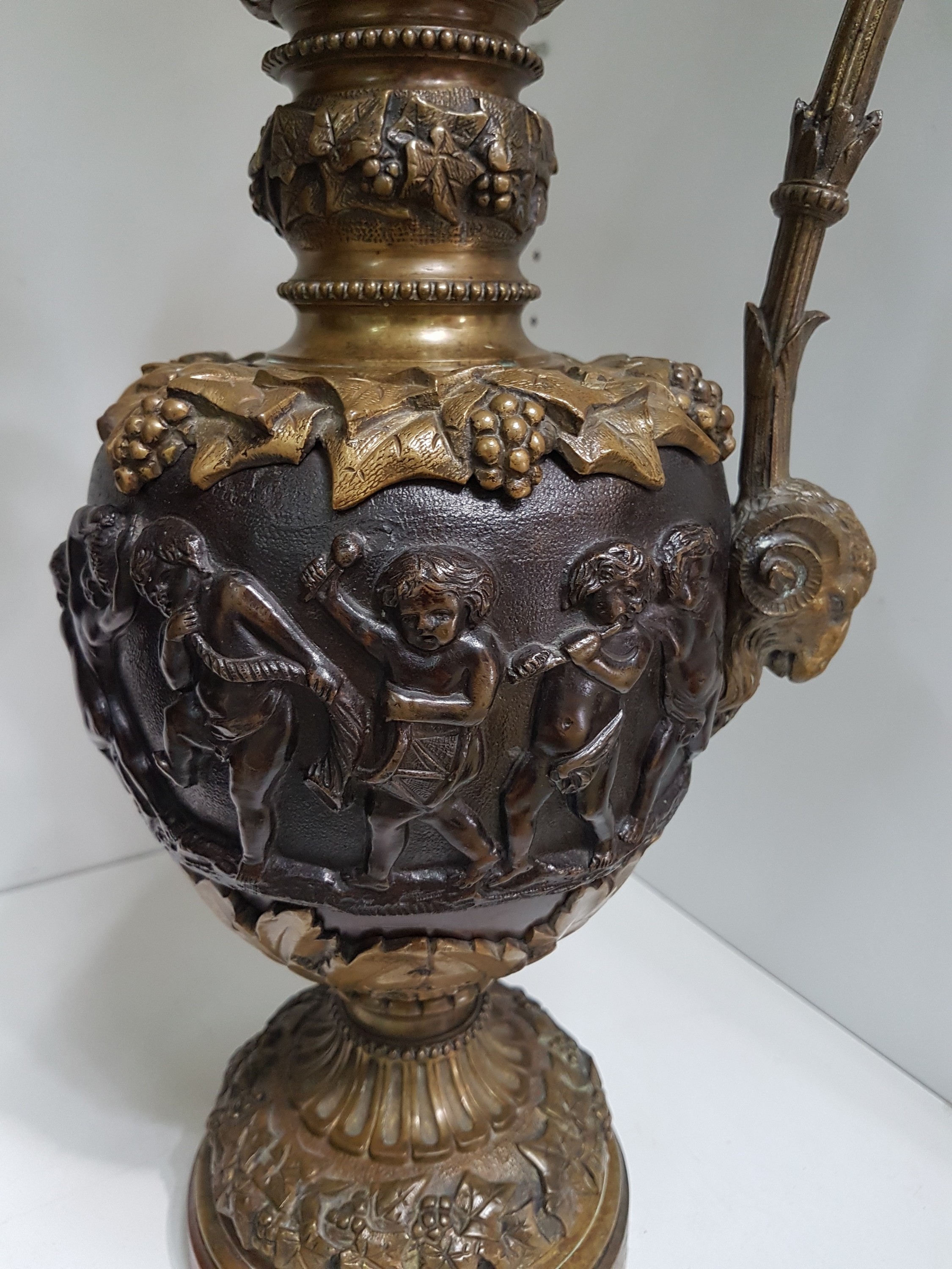 Detail c: Großer Prunkhenkelkrug, deutsch, ausgehendes 19.Jh., Bronze, Henkel mit vollplastischem Putto, Korpus mit reichem Reliefdekor: Puttenfries, ...