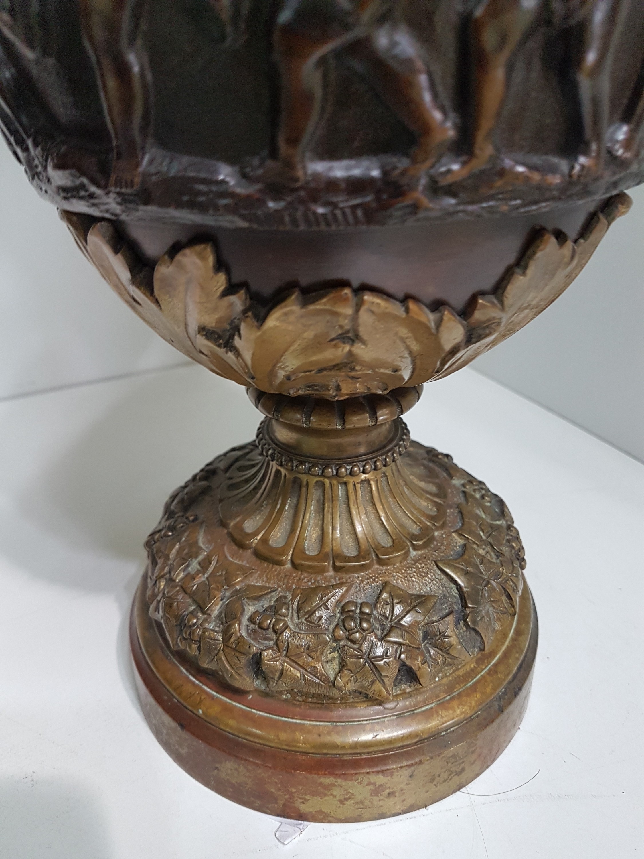 Detail d: Großer Prunkhenkelkrug, deutsch, ausgehendes 19.Jh., Bronze, Henkel mit vollplastischem Putto, Korpus mit reichem Reliefdekor: Puttenfries, ...