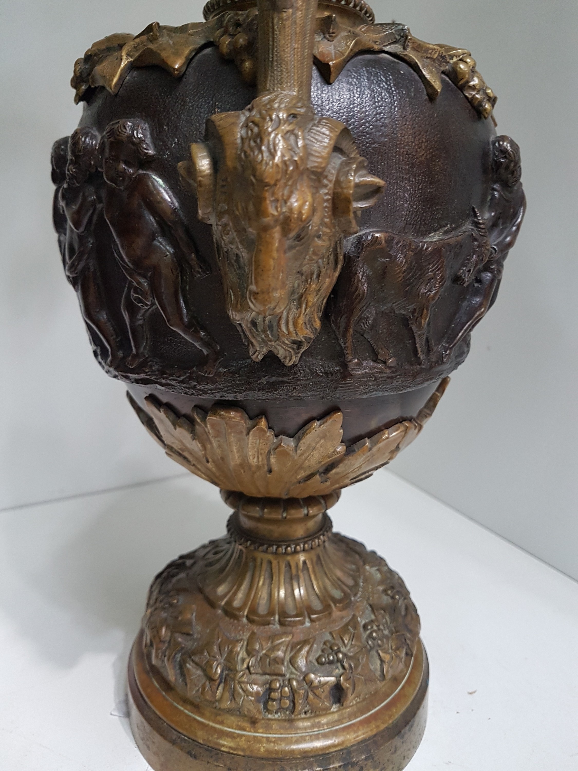 Detail e: Großer Prunkhenkelkrug, deutsch, ausgehendes 19.Jh., Bronze, Henkel mit vollplastischem Putto, Korpus mit reichem Reliefdekor: Puttenfries, ...