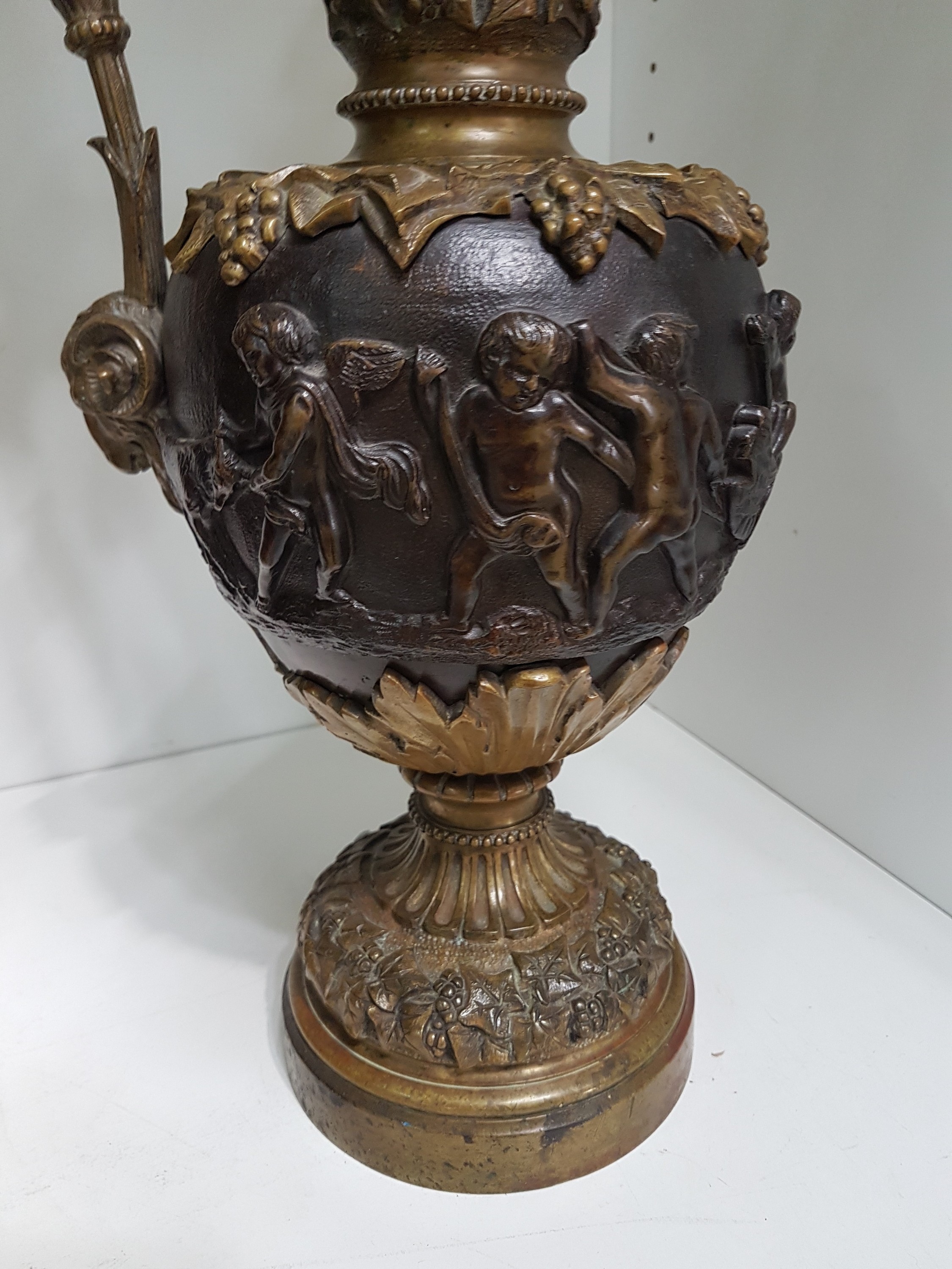 Detail f: Großer Prunkhenkelkrug, deutsch, ausgehendes 19.Jh., Bronze, Henkel mit vollplastischem Putto, Korpus mit reichem Reliefdekor: Puttenfries, ...