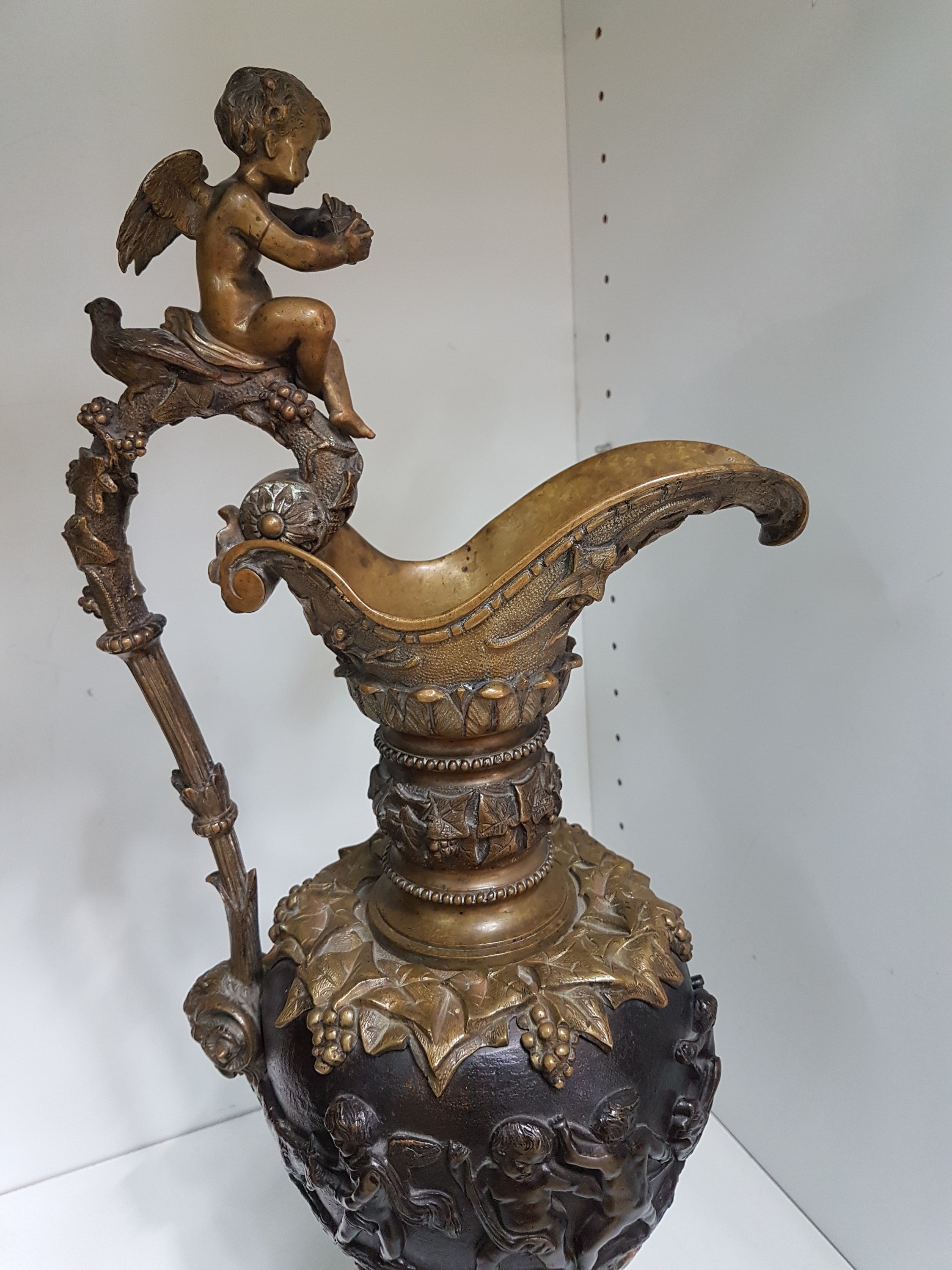 Detail g: Großer Prunkhenkelkrug, deutsch, ausgehendes 19.Jh., Bronze, Henkel mit vollplastischem Putto, Korpus mit reichem Reliefdekor: Puttenfries, ...