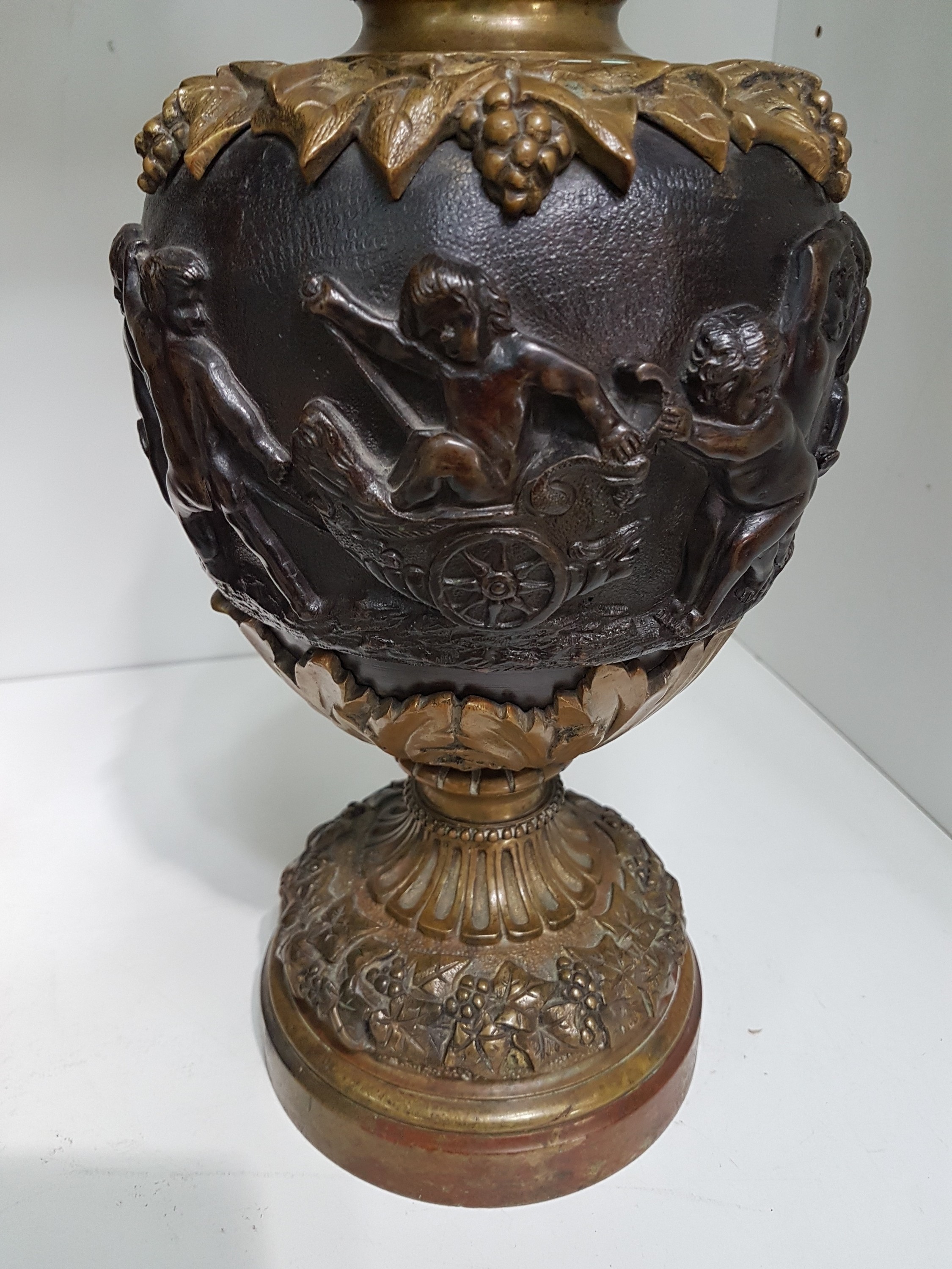 Detail h: Großer Prunkhenkelkrug, deutsch, ausgehendes 19.Jh., Bronze, Henkel mit vollplastischem Putto, Korpus mit reichem Reliefdekor: Puttenfries, ...